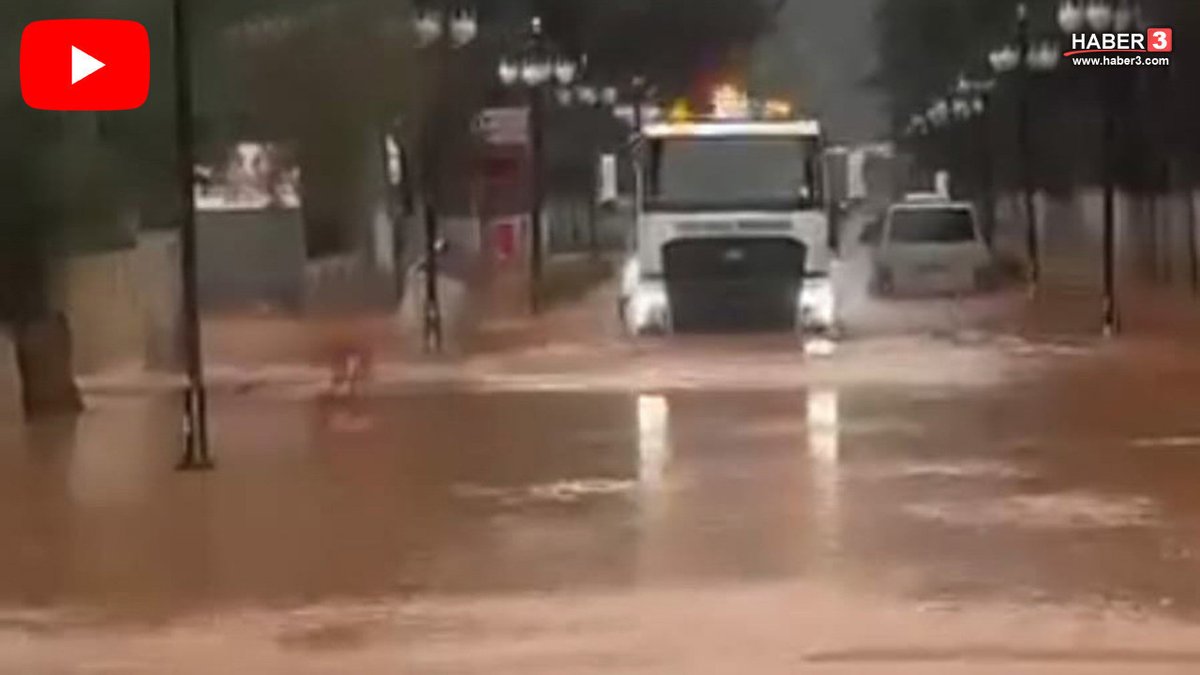 haber3com's tweet image. Üç yıl önce asrın felaketinin yıktığı ve hala toparlanmaya çalışan Hatay'da sağanak yağış su taşkınlarına yol açtı. Şehir merkezinde caddeler göle dönerken, bir otelin otoparkındaki araçlar sular altında kaldı.… haber3.com/foto-galeri/ha… #Hatay #sel #doğalafet #suTaşkını #çölleşme