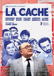 merlinpapin3's tweet photo. Vu le Film #LaCache de Lionel Baier (2025) avec Michel Blanc William Leghbil Dominique Reymond Aurélien Gabrielli Liliane Rovère Ethan Chiementi Larisa Faber Gilles Privat
En mai 1968, Christophe, un garçon de neuf ans, vit chez ses grands-parents, entouré de ses oncles et de son arrière-grand-mère. Ils campent autour d'une mystérieuse cache, révélant peu à peu des secrets de famille.
Avec La Cache, Lionel Baier signe sans doute son film le plus inattendu — presque à contre-emploi. Lui, le cinéaste “queer” libre et piquant de Garçon Stupide ou Un autre homme, s’embarque ici dans un projet à la fois très balisé et étrangement hors-sol : une coproduction Suisse–Luxembourg qui prétend ausculter un moment ultra franco-français, Mai 68. Sur le papier déjà, on sent le léger parfum d’erreur de casting… version production.
L’histoire suit Christophe, 9 ans, gamin rêveur qui observe le monde depuis sa “cache”, un refuge autant physique que mental, où il transforme la réalité en mythologie personnelle. Autour de lui gravite une famille juive que le scénario enferme dans une forme de psychose héritée de la Shoah : peur de sortir, peur de l’extérieur, peur diffuse de tout. L’idée pouvait être forte, mais elle tourne vite à la démonstration appuyée, presque caricaturale — comme si 1968 n’avait rien changé, comme si l’Histoire s’était figée dans l’angoisse.
Et puis il y a cette idée… improbable : Charles de Gaulle qui viendrait se cacher chez eux. Là, on bascule franchement dans le fantasme de scénariste. Non pas un dérapage poétique ou surréaliste assumé, mais plutôt une facilité narrative qui déconnecte encore davantage le film du réel. Une sorte de “et pourquoi pas ?” qui fait surtout lever un sourcil.
La mise en scène, elle, n’aide jamais à faire passer la pilule. Elle est sage, presque scolaire, là où Baier nous avait habitués à plus de nerf et d’ironie. La voix off, omniprésente, finit par devenir fatigante, comme si le film ne faisait jamais confiance à ses images ni à ses acteurs. Tout est expliqué, surligné, répété — au point d’étouffer toute émotion spontanée.
Et pourtant, côté casting, il y avait de quoi faire. Michel Blanc est impeccable, comme souvent, apportant une humanité fragile qui sauve plusieurs scènes. William Lebghil insuffle une énergie bienvenue, plus contemporaine, presque en décalage avec le reste du film. Quant au jeune Ethan Chimienti, il est réellement attendrissant, trouvant un ton juste là où le film hésite sans cesse.
Malgré ces présences solides, on reste à distance. Comme si on assistait à une histoire de famille… sans jamais en faire partie. Le film regarde ses personnages vivre, mais ne nous invite jamais à entrer dans leur intimité. Et c’est peut-être là son plus grand échec.
La Cache donne l’impression d’un film enfermé dans son propre dispositif — une cache, en somme — où ni le contexte historique, ni les enjeux intimes ne parviennent à respirer. Une œuvre qui voulait mêler mémoire, enfance et Histoire, mais qui reste coincée entre les époques, les intentions… et les bonnes idées mal exploitées.
@FredOL69007
❤️si vous aimez