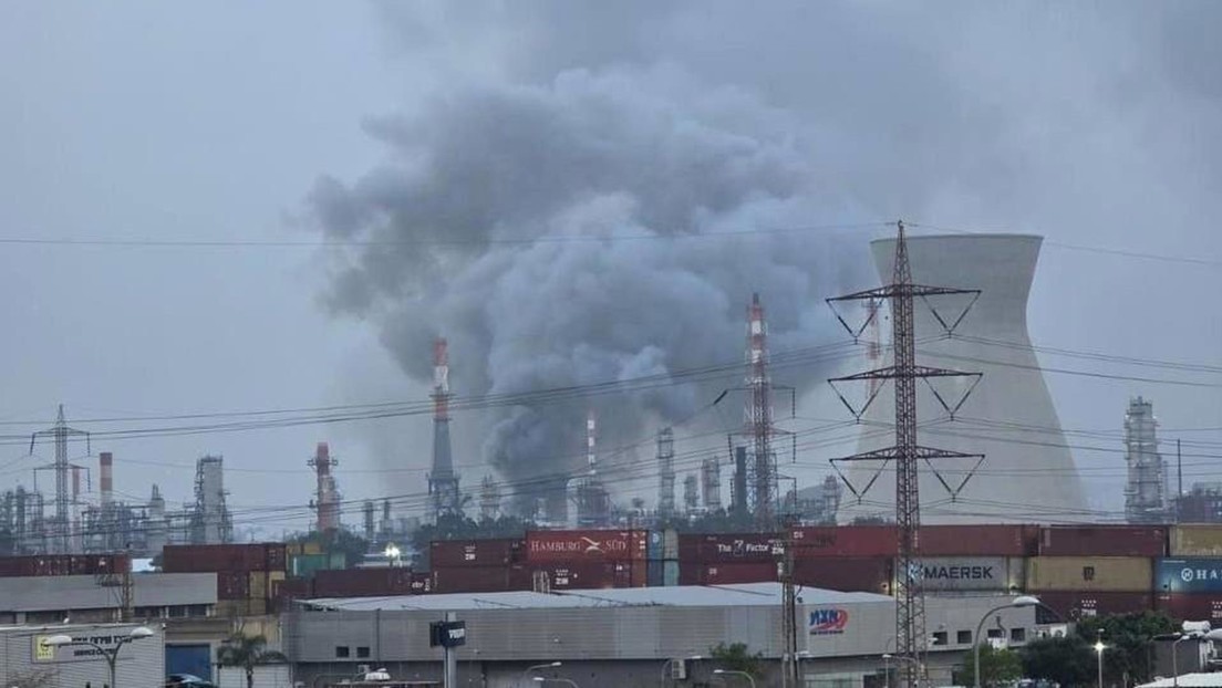 Algo así 
Irán ataca la mayor refinería israelí, mientras Netanyahu promete reducir misiles iraníes "a cenizas"
Las hostilidades de EE.UU e Israel contra Irán podrían desembocar en un conflicto más amplio y más allá de Oriente Medio advirtió el presidente de la República Islámica