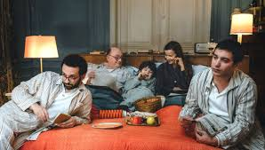 merlinpapin3's tweet photo. Vu le Film #LaCache de Lionel Baier (2025) avec Michel Blanc William Leghbil Dominique Reymond Aurélien Gabrielli Liliane Rovère Ethan Chiementi Larisa Faber Gilles Privat
En mai 1968, Christophe, un garçon de neuf ans, vit chez ses grands-parents, entouré de ses oncles et de son arrière-grand-mère. Ils campent autour d'une mystérieuse cache, révélant peu à peu des secrets de famille.
Avec La Cache, Lionel Baier signe sans doute son film le plus inattendu — presque à contre-emploi. Lui, le cinéaste “queer” libre et piquant de Garçon Stupide ou Un autre homme, s’embarque ici dans un projet à la fois très balisé et étrangement hors-sol : une coproduction Suisse–Luxembourg qui prétend ausculter un moment ultra franco-français, Mai 68. Sur le papier déjà, on sent le léger parfum d’erreur de casting… version production.
L’histoire suit Christophe, 9 ans, gamin rêveur qui observe le monde depuis sa “cache”, un refuge autant physique que mental, où il transforme la réalité en mythologie personnelle. Autour de lui gravite une famille juive que le scénario enferme dans une forme de psychose héritée de la Shoah : peur de sortir, peur de l’extérieur, peur diffuse de tout. L’idée pouvait être forte, mais elle tourne vite à la démonstration appuyée, presque caricaturale — comme si 1968 n’avait rien changé, comme si l’Histoire s’était figée dans l’angoisse.
Et puis il y a cette idée… improbable : Charles de Gaulle qui viendrait se cacher chez eux. Là, on bascule franchement dans le fantasme de scénariste. Non pas un dérapage poétique ou surréaliste assumé, mais plutôt une facilité narrative qui déconnecte encore davantage le film du réel. Une sorte de “et pourquoi pas ?” qui fait surtout lever un sourcil.
La mise en scène, elle, n’aide jamais à faire passer la pilule. Elle est sage, presque scolaire, là où Baier nous avait habitués à plus de nerf et d’ironie. La voix off, omniprésente, finit par devenir fatigante, comme si le film ne faisait jamais confiance à ses images ni à ses acteurs. Tout est expliqué, surligné, répété — au point d’étouffer toute émotion spontanée.
Et pourtant, côté casting, il y avait de quoi faire. Michel Blanc est impeccable, comme souvent, apportant une humanité fragile qui sauve plusieurs scènes. William Lebghil insuffle une énergie bienvenue, plus contemporaine, presque en décalage avec le reste du film. Quant au jeune Ethan Chimienti, il est réellement attendrissant, trouvant un ton juste là où le film hésite sans cesse.
Malgré ces présences solides, on reste à distance. Comme si on assistait à une histoire de famille… sans jamais en faire partie. Le film regarde ses personnages vivre, mais ne nous invite jamais à entrer dans leur intimité. Et c’est peut-être là son plus grand échec.
La Cache donne l’impression d’un film enfermé dans son propre dispositif — une cache, en somme — où ni le contexte historique, ni les enjeux intimes ne parviennent à respirer. Une œuvre qui voulait mêler mémoire, enfance et Histoire, mais qui reste coincée entre les époques, les intentions… et les bonnes idées mal exploitées.
@FredOL69007
❤️si vous aimez