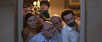 merlinpapin3's tweet photo. Vu le Film #LaCache de Lionel Baier (2025) avec Michel Blanc William Leghbil Dominique Reymond Aurélien Gabrielli Liliane Rovère Ethan Chiementi Larisa Faber Gilles Privat
En mai 1968, Christophe, un garçon de neuf ans, vit chez ses grands-parents, entouré de ses oncles et de son arrière-grand-mère. Ils campent autour d'une mystérieuse cache, révélant peu à peu des secrets de famille.
Avec La Cache, Lionel Baier signe sans doute son film le plus inattendu — presque à contre-emploi. Lui, le cinéaste “queer” libre et piquant de Garçon Stupide ou Un autre homme, s’embarque ici dans un projet à la fois très balisé et étrangement hors-sol : une coproduction Suisse–Luxembourg qui prétend ausculter un moment ultra franco-français, Mai 68. Sur le papier déjà, on sent le léger parfum d’erreur de casting… version production.
L’histoire suit Christophe, 9 ans, gamin rêveur qui observe le monde depuis sa “cache”, un refuge autant physique que mental, où il transforme la réalité en mythologie personnelle. Autour de lui gravite une famille juive que le scénario enferme dans une forme de psychose héritée de la Shoah : peur de sortir, peur de l’extérieur, peur diffuse de tout. L’idée pouvait être forte, mais elle tourne vite à la démonstration appuyée, presque caricaturale — comme si 1968 n’avait rien changé, comme si l’Histoire s’était figée dans l’angoisse.
Et puis il y a cette idée… improbable : Charles de Gaulle qui viendrait se cacher chez eux. Là, on bascule franchement dans le fantasme de scénariste. Non pas un dérapage poétique ou surréaliste assumé, mais plutôt une facilité narrative qui déconnecte encore davantage le film du réel. Une sorte de “et pourquoi pas ?” qui fait surtout lever un sourcil.
La mise en scène, elle, n’aide jamais à faire passer la pilule. Elle est sage, presque scolaire, là où Baier nous avait habitués à plus de nerf et d’ironie. La voix off, omniprésente, finit par devenir fatigante, comme si le film ne faisait jamais confiance à ses images ni à ses acteurs. Tout est expliqué, surligné, répété — au point d’étouffer toute émotion spontanée.
Et pourtant, côté casting, il y avait de quoi faire. Michel Blanc est impeccable, comme souvent, apportant une humanité fragile qui sauve plusieurs scènes. William Lebghil insuffle une énergie bienvenue, plus contemporaine, presque en décalage avec le reste du film. Quant au jeune Ethan Chimienti, il est réellement attendrissant, trouvant un ton juste là où le film hésite sans cesse.
Malgré ces présences solides, on reste à distance. Comme si on assistait à une histoire de famille… sans jamais en faire partie. Le film regarde ses personnages vivre, mais ne nous invite jamais à entrer dans leur intimité. Et c’est peut-être là son plus grand échec.
La Cache donne l’impression d’un film enfermé dans son propre dispositif — une cache, en somme — où ni le contexte historique, ni les enjeux intimes ne parviennent à respirer. Une œuvre qui voulait mêler mémoire, enfance et Histoire, mais qui reste coincée entre les époques, les intentions… et les bonnes idées mal exploitées.
@FredOL69007
❤️si vous aimez