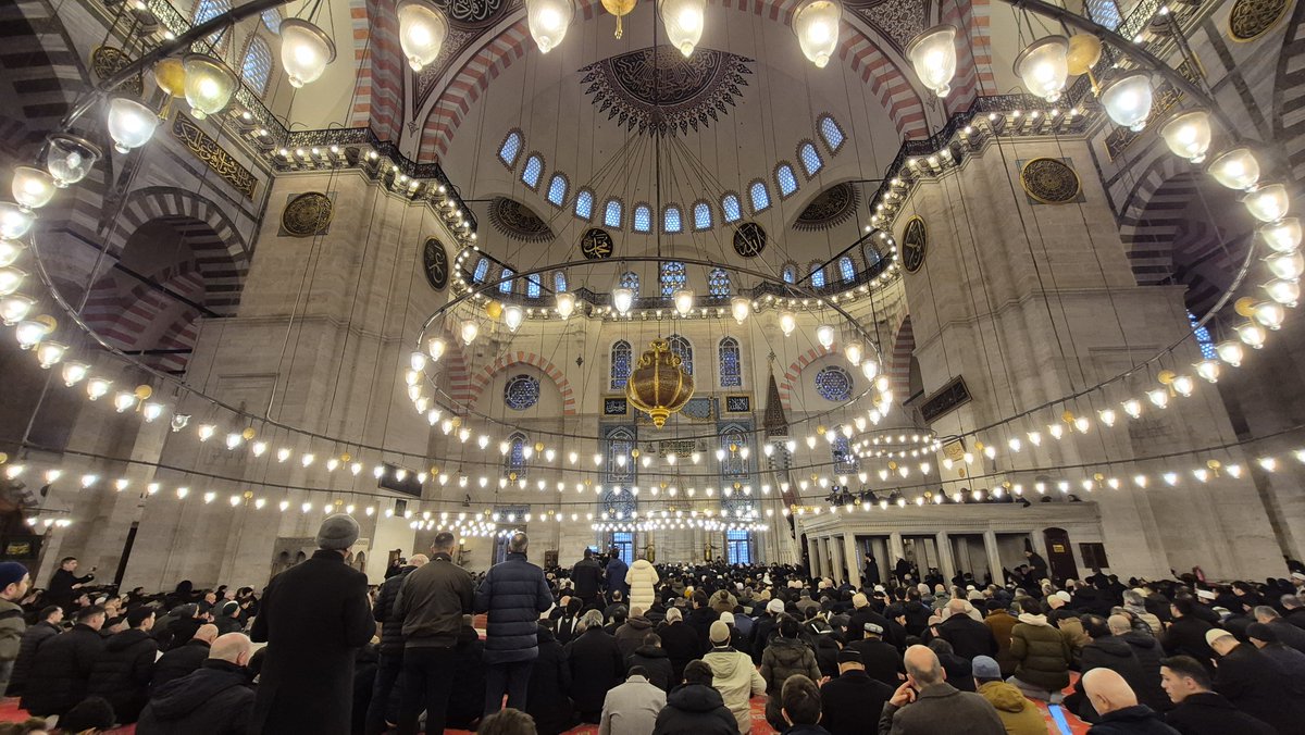 aliyyun01's tweet photo. "artarak gönlümün aydınlığı her saniyede
bir mehâbetli sabah oldu Süleymâniye'de"
hayırlı bayramlar dostlar🌷 https://t.co/8yKlct5VWS