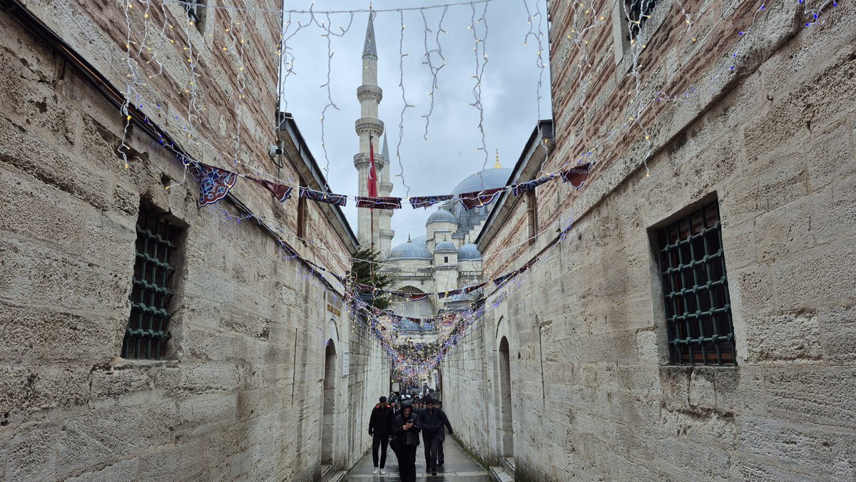 aliyyun01's tweet photo. "artarak gönlümün aydınlığı her saniyede
bir mehâbetli sabah oldu Süleymâniye'de"
hayırlı bayramlar dostlar🌷 https://t.co/8yKlct5VWS