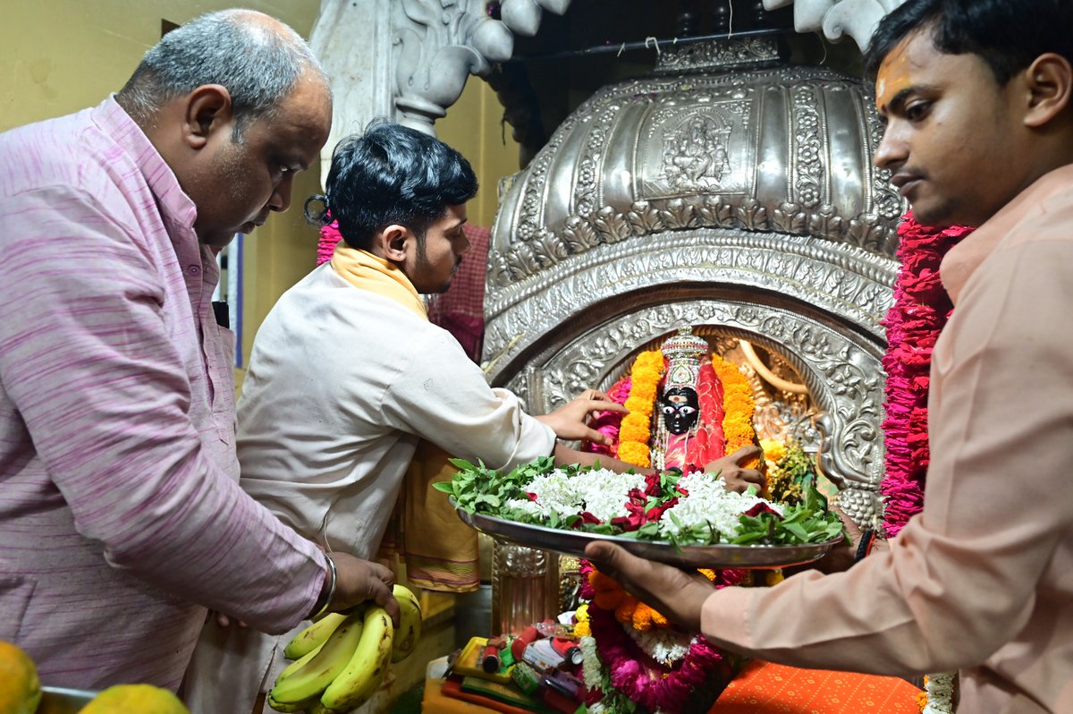 ShriVishwanath's tweet photo. दिनांक 20 मार्च 2026
आज चैत्र नवरात्र का द्वितीय दिवस है, जो श्री ज्येष्ठा गौरी को समर्पित है। इस पावन अवसर पर श्री काशी विश्वनाथ धाम में श्री विश्वेश्वर को अवलोकित करवा कर, उपहार स्वरूप मां के धारण किए जाने हेतु वस्त्र एवं श्रृंगार सामग्री मंदिर के शास्त्रियों द्वारा विधिपूर्वक माँ ज्येष्ठा गौरी तथा शक्तिपीठ माता विशालाक्षी को अर्पित की गई।

इस क्रम में नवरात्र के आगामी दिनों में भी माँ गौरी के विभिन्न स्वरूपों, जिनके लिए जो दिन समर्पित है, उनके लिए वस्त्र एवं श्रृंगार सामग्री श्री विश्वेश्वर से अवलोकित करवा कर उपहार स्वरूप नवरात्र अवधि में प्रतिदिन प्रेषित की जाएगी।

यह आयोजन श्रद्धा, परंपरा एवं सनातन आस्था के अनुसार सम्पन्न किया जा रहा है।