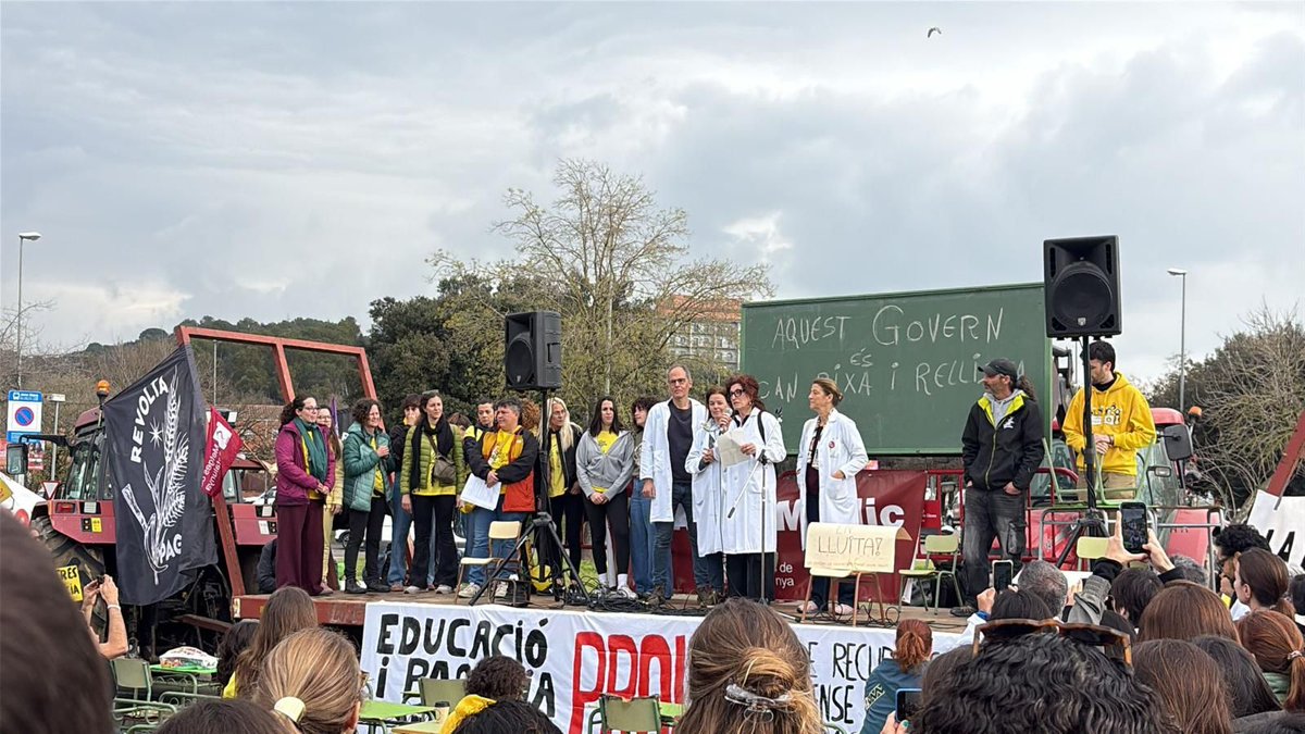 Metges, pagesia i docents.

A aquest govern de tothom, el que li passa és que té tothom al carrer.
  
Prou menysteniment de les reivindicacions docents!