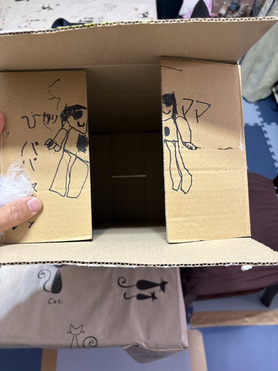 mura_51's tweet image. バイクのパーツは今日届いたのだが、目を離した隙に入れ物の段ボールがアート作品に変わっておりました。

作:次女

#Webike