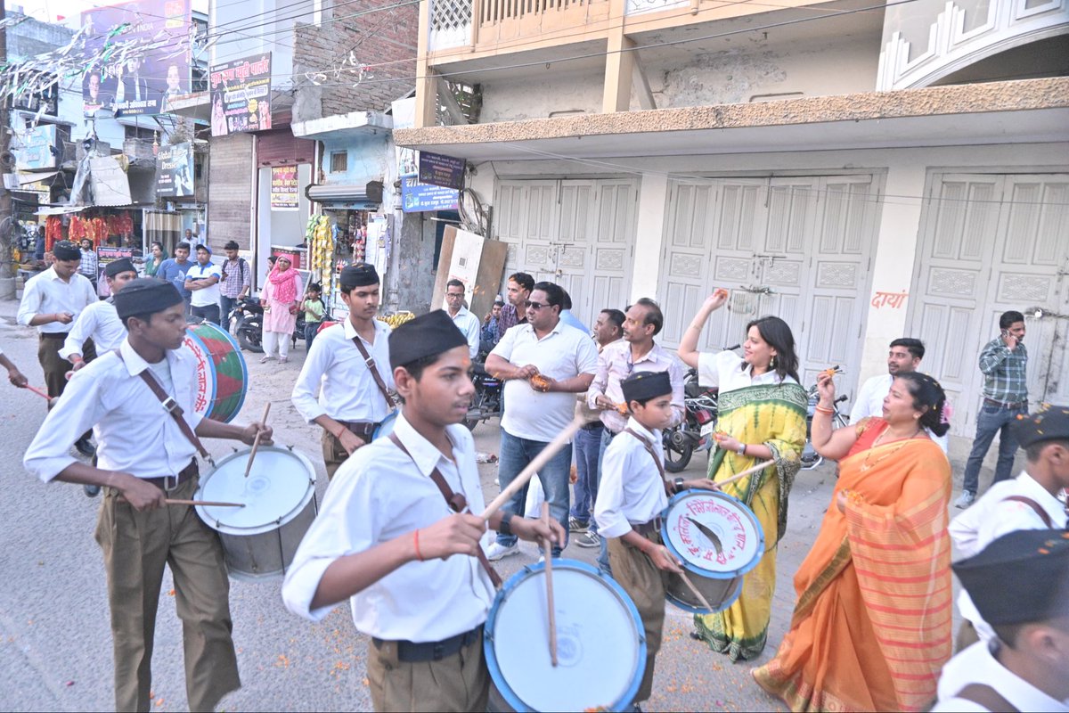 🔸🔸 पीलीभीत राष्ट्रीय स्वयंसेवक संघ के पथ संचलन में पुष्प वर्षा कर स्वागत व अभिनंदन करने का अवसर प्राप्त हुआ

📍: Pilibhit 

#BVM #rashtriyaswayamsevaksangh #bhartiyavicharmanch #RSSat100 #RSS4Nation #RSS100Years  #mukundaji #yogiadityanath #bareilly #bjp4ind #narendramodiji