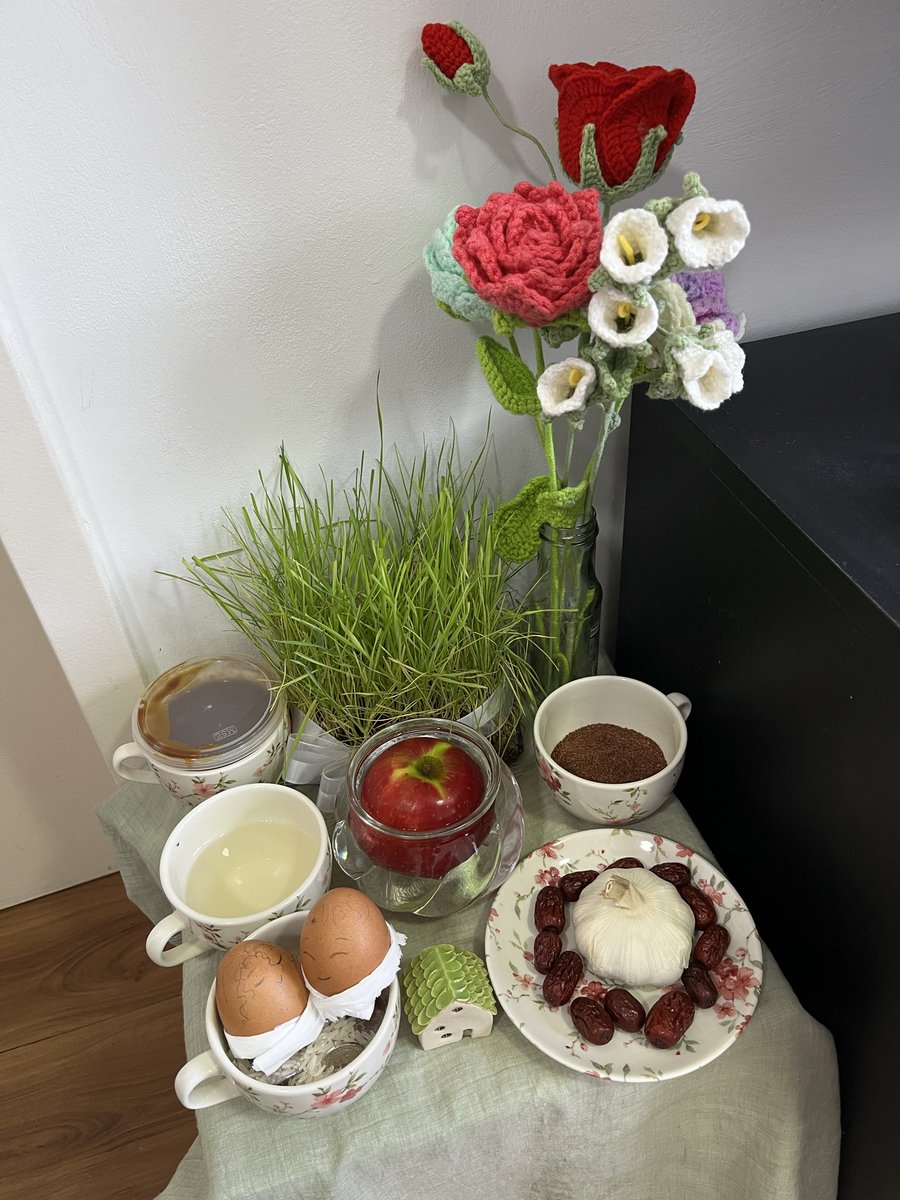 R_pengu's tweet photo. ملت چقدر سفره هفت‌سینشون قشنگه 🥹
بعد ما اینجا سفره هم نداشتیم من شالم رو که از ایران اووردیم انداختم رو میز :))
باز خداخیر بده صاحب‌خونه رو برامون چهارتا کاسه بشقاب خوشگل گذاشت. https://t.co/SBvontlw9a