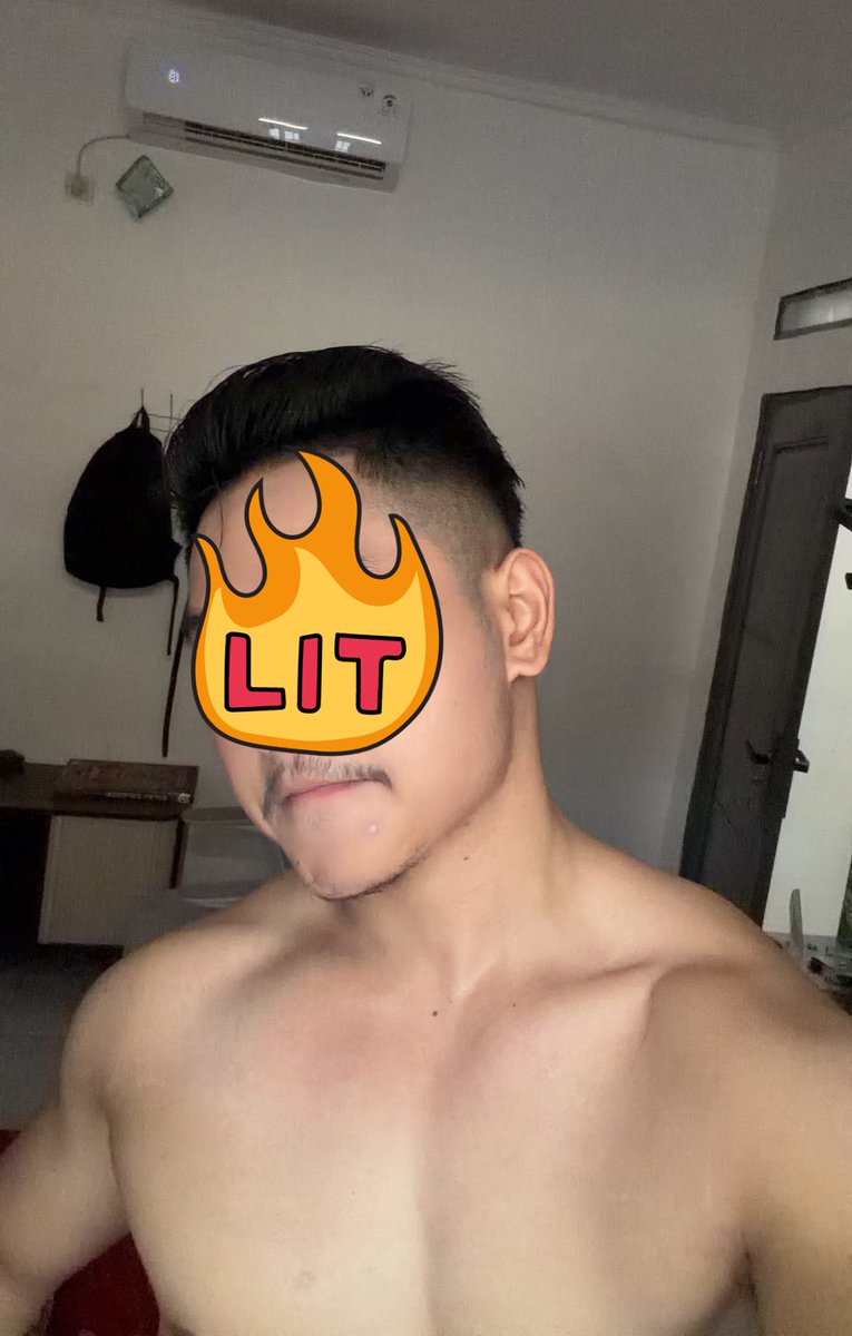 Diluar panas, mending sini ngadem di kamar om