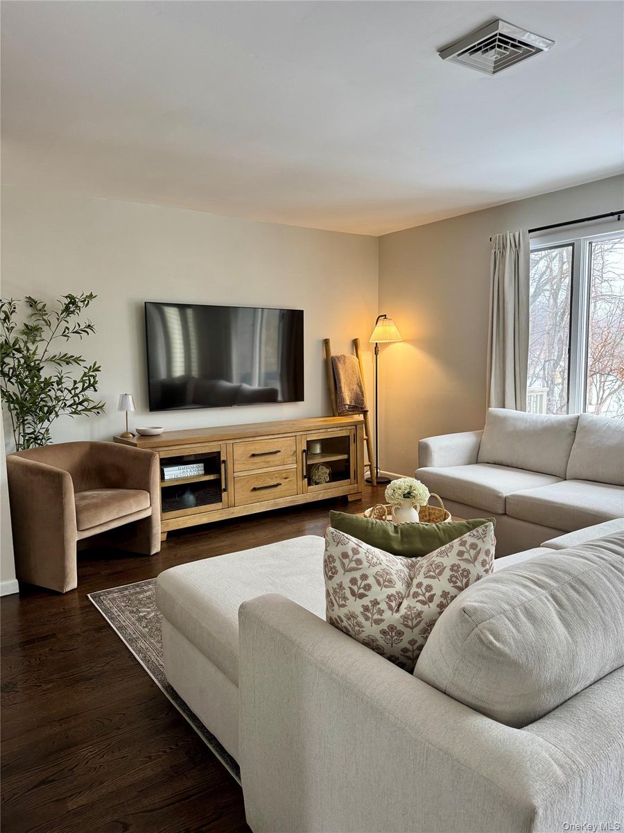 CampanelliMaria's tweet photo. 106 Krystal Drive, Somers, NY, 10589
2 bed | 2.5 bath 1612 Sq. Ft.
Active | 595000
https://t.co/p3f5DWCsJk
Beautifully redesigned and thoughtfully updated throughout, this sun-filled 2-bedroom, 2.1-bath townhouse in The Willows offers 1,612 square feet of stylish living space,... https://t.co/0CahbQSXJi