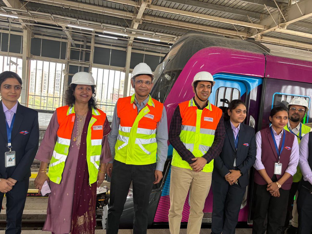 OfficialPMRDA's tweet photo. 🚆 माण-हिंजवडी ते शिवाजीनगर मेट्रो लाईन ३: कामाला वेग! 🏁 (1/2)

माण-हिंजवडी आयटी पार्क ते शिवाजीनगर दरम्यानच्या 'मेट्रो लाईन ३' चे काम आता अंतिम टप्प्यात आले आहे. मे २०२६ पर्यंत पहिल्या टप्प्यातील १२ स्थानके प्रवाशांसाठी खुली करण्याचे उद्दिष्ट ठेवण्यात आले आहे. 🗓️

📍 प्रत्यक्ष पाहणी आणि आढावा:
पीएमआरडीएचे महानगर आयुक्त डॉ. अभिजित चौधरी यांनी नुकतीच संपूर्ण २३.२ किमी मार्गिकेची 'ऑन ग्राउंड' पाहणी केली. केवळ कागदी अहवालावर विसंबून न राहता, त्यांनी प्रत्यक्ष कामाचा दर्जा आणि तांत्रिक अडचणींचा आढावा घेत कंत्राटदारांना कामाला गती देण्याचे निर्देश दिले आहेत. 

📌ठळक बाबी:
✅ प्रकल्पाचे ९४.२०% काम पूर्ण.
✅ सिग्नलिंगची तांत्रिक चाचणी आणि सुरक्षा तपासणी (RDSO/CMRS) पूर्ण. 
✅ शिवाजीनगर ते हिंजवडी अंतर आता काही मिनिटांत कापले जाणार. 
✅ सार्वजनिक-खासगी भागीदारीतील (PPP) देशातील पहिली मेट्रो. 

"मे २०२६ पर्यंत १२ स्थानकांचा पहिला टप्पा पूर्ण करण्याचे आमचे लक्ष्य आहे. त्यादृष्टीने सर्व स्थानकांची प्रत्यक्ष पाहणी करून कामाला गती देण्याचे निर्देश दिले आहेत. या प्रकल्पासाठी 'पीएमआरडीए'कडून सर्व आवश्यक सहकार्य तत्परतेने दिले जाईल."
— डॉ. अभिजित चौधरी, महानगर आयुक्त, पीएमआरडीए

✨  पुणेकरांचे वाहतूक कोंडीतून सुटका होण्याचे स्वप्न आता लवकरच साकार होणार! 

#PuneMetro #HinjewadiToShivajinagar #PMRDA #PuneDevelopment #MetroLine3 #PuneTraffic #ITPark #MissionMode #Pune #PCMC #Infrastructure #PublicTransport
