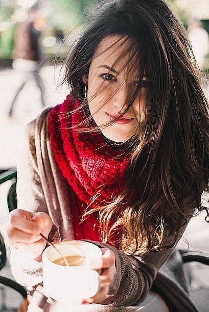 Istina je, možemo  da dozvolimo da nas drugi gledaju. Ali onda biramo kom pogledu pripadamo.

- Čarls Bukovski