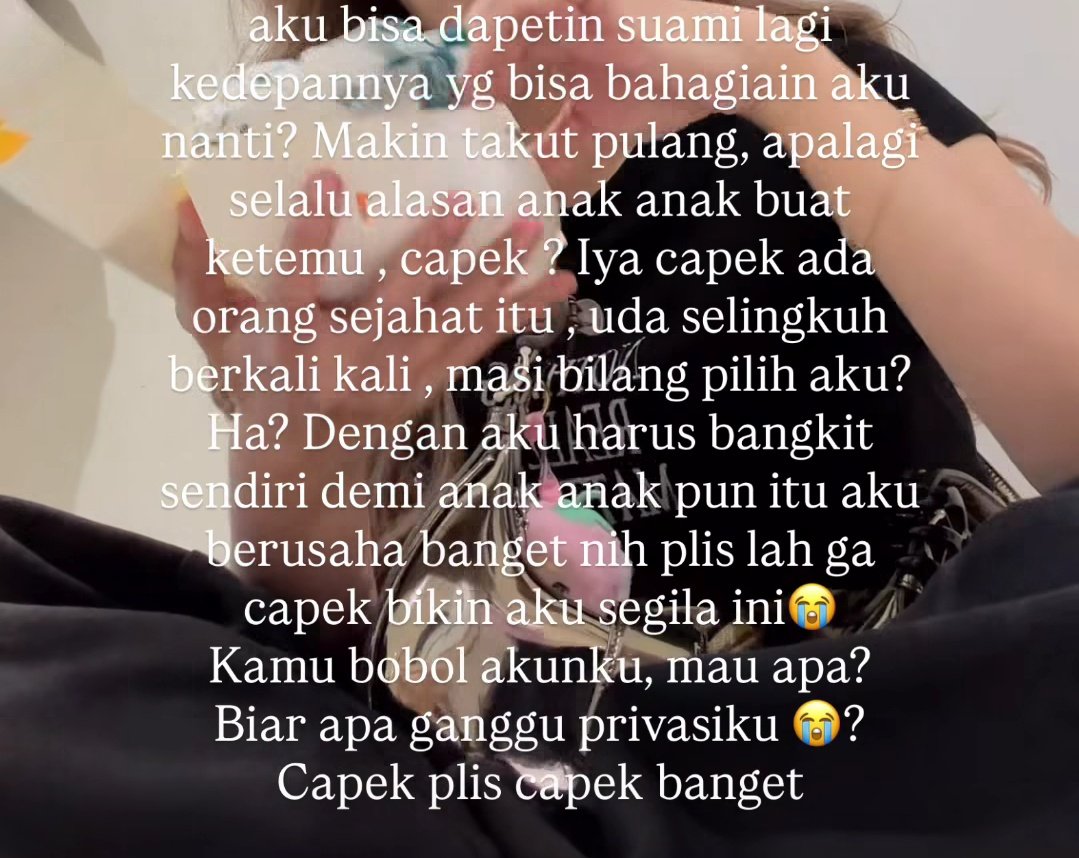 Echisious's tweet photo. Ini jg lagi ngikutin drama hidup Mu* (se profesiku). Beberapa minggu lalu dia ke jog*a sendirian, lepas hijab, kirain emg jalan" aja me time, ternyata dia caper ke suaminya, pengen ditanyain kmn, ternyata tau dari followersnya kalo suaminya lagi di apart sama cewe lain 😥 Gustiii https://t.co/b0xzoBLZ5P