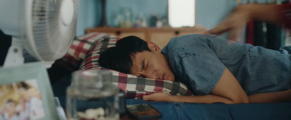 Tidur diusir ponakan
Tidur mangku ponakan
Tidur dicipratin tante