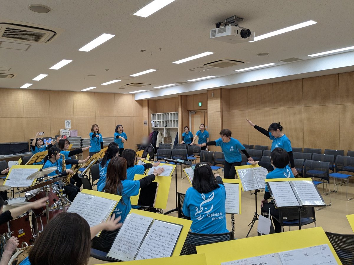 kaedenoko_'s tweet photo. 3/14　O公民館「みんなでWAIWAIコンサート」で演奏させていただきました♪

たくさんの子供たちがコンサートに来てくれました
指揮者体験やクイズに楽しそうに参加してくれたり一緒に歌ったり踊ったりしてくれました
演奏の最後には公民館の青少年部の方が参加してくださりました https://t.co/gasd0jb1GB
