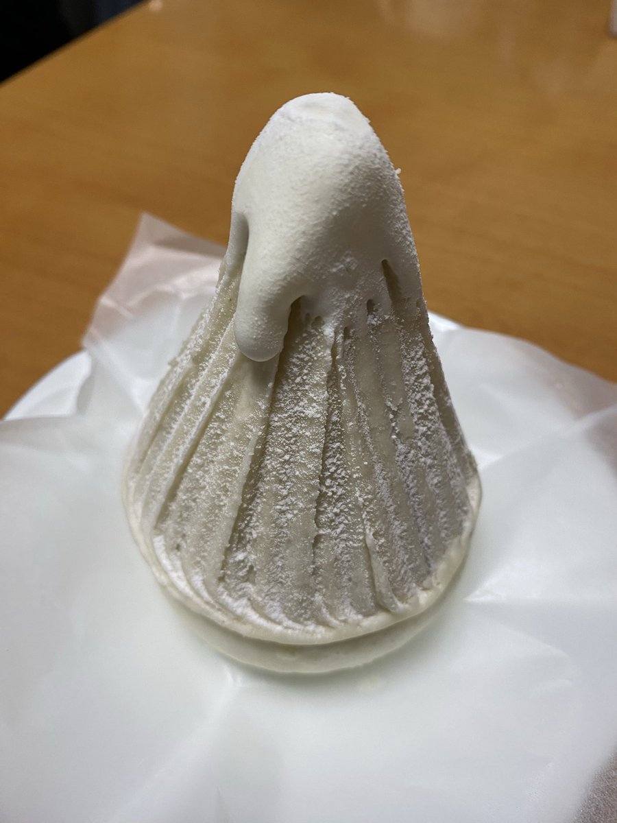 nontanami's tweet photo. 天気悪くて寒いですね〜

大丸東京で1時間30分並んで買った「THE 珀山モンブラン🌰」土台のメレンゲがパリパリしてモンブランクリームがトロ〜っとして美味しかったです🥰イナムラショウゾウさんのモンブランも美味しいです😋 https://t.co/MhJCT9JrkB