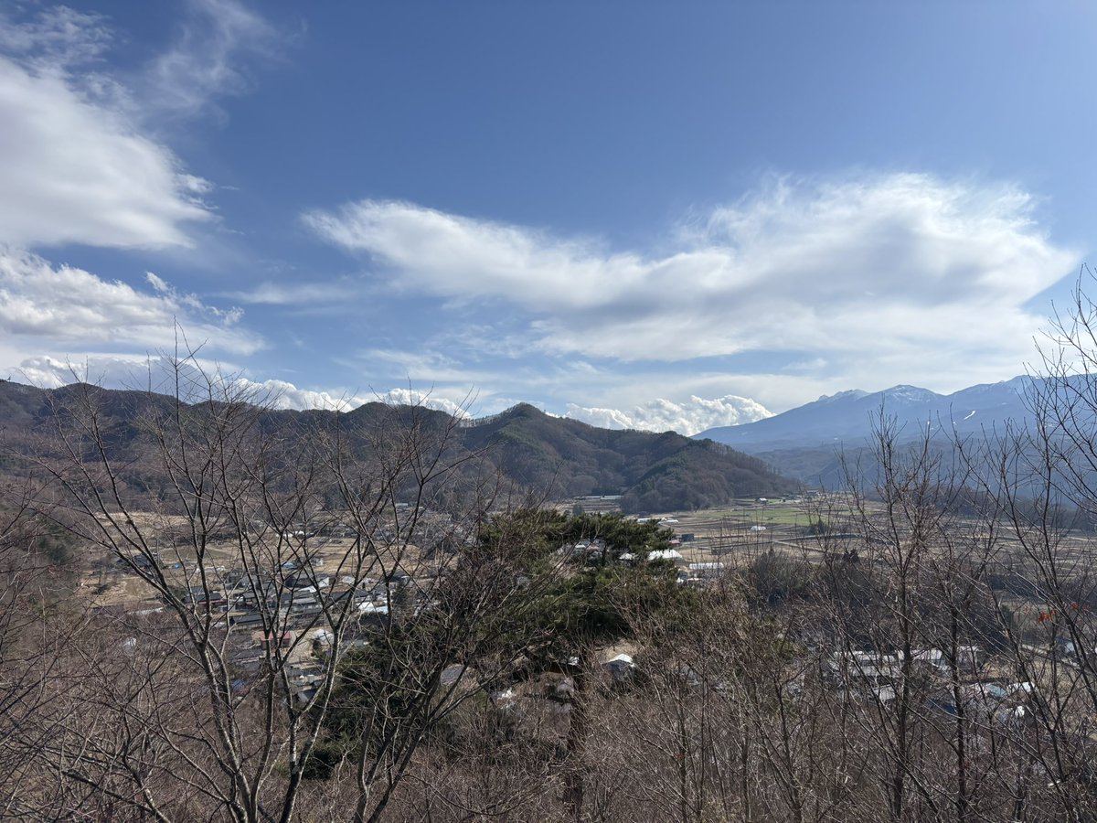 花岡城（佐久穂町）。十数年ぶりの登城(^^)
佐久地域の山城は何処もかしこも思い入れがあり、山城マニア駆け出しの頃は毎週通ってました❗️
この城は武田軍が余地峠を超えて上野南牧経由で攻め入る為の重要な砦で、「信玄飛脚かがり」の甲州と佐久を繋ぐ連絡網の中心でした(^^)