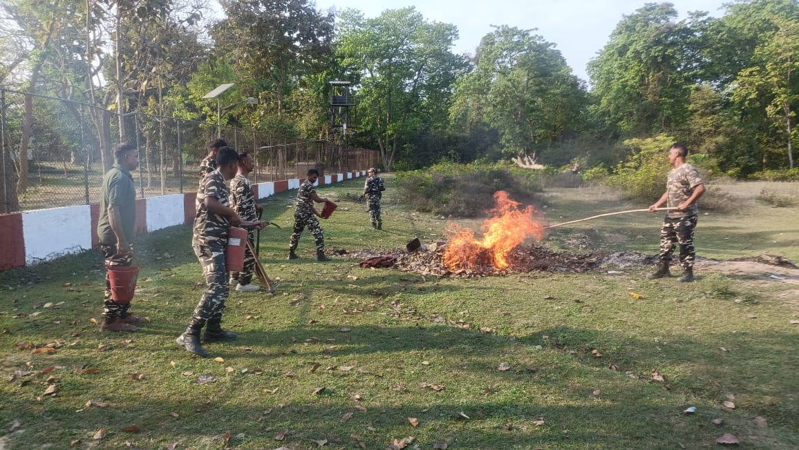 59bnssb_india's tweet photo. 59 वाहिनी #SSB की सीमा चौकियों पर सफलतापूर्वक #Fire_Drill का आयोजन किया गया। हमारे जवानों ने दुर्गम सीमा क्षेत्रों में भी आग बुझाने और बचाव कार्यों में अपनी त्वरित कार्रवाई और बेहतरीन तालमेल का शानदार प्रदर्शन किया। #mockdrill #Borderoutpost @SSB_INDIA @SSBFTRLUCKNOW @SectorSsb https://t.co/WMsoTIbGr5