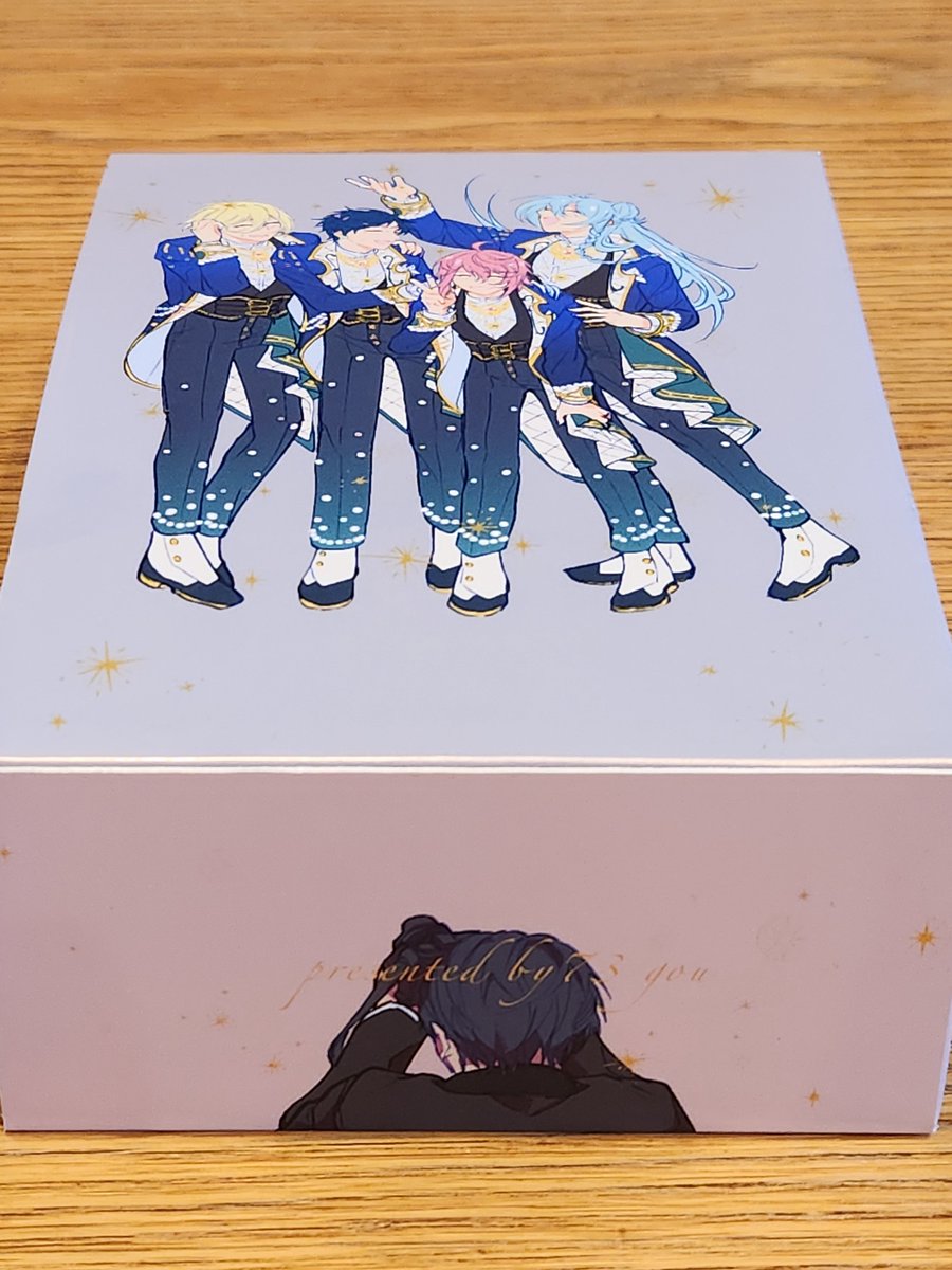 73gou's tweet photo. 今更すぎる新刊こだわりポイント①
ブックケース底面でykmさんがふぃねの皆さんを写真撮影中！ https://t.co/Q3tpxvXwNn