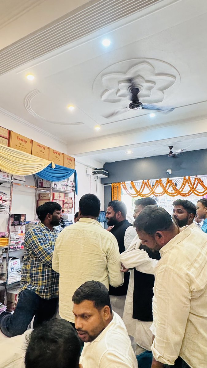 ajeetsaroj2018's tweet photo. विधानसभा मेंहनगर बाजार मेंहनगर में सोनू यादव जी के कपड़े के शोरूम का उद्घाटन में शामिल होते हुए https://t.co/G0nYRhecsN