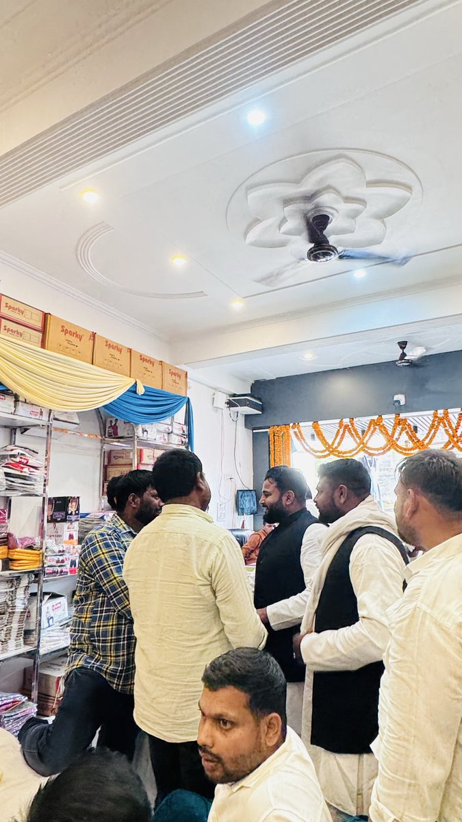 ajeetsaroj2018's tweet photo. विधानसभा मेंहनगर बाजार मेंहनगर में सोनू यादव जी के कपड़े के शोरूम का उद्घाटन में शामिल होते हुए https://t.co/G0nYRhecsN