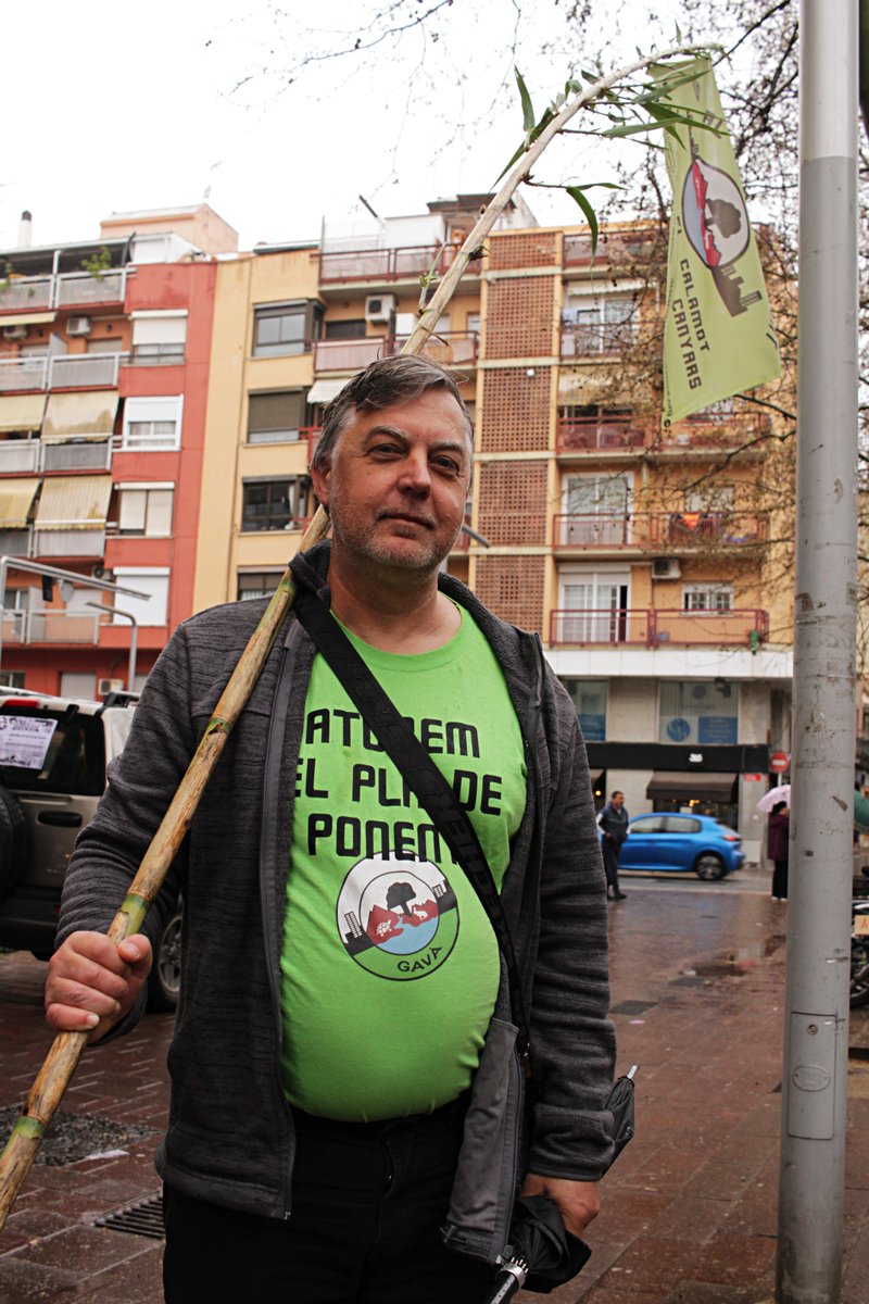 SalvemElCalamot's tweet photo. Darrere de la pancarta hi havia moltes persones.
Cadascuna amb la seva història i motius per aturar el Pla de Ponent. #aturemelpladeponent14m

— Protegir un llegat natural per fills i nets
— Reivindicar el dret a habitatge, lliure d’especulació
— Defensar un entorn que dona vida https://t.co/eE78DBEn7d