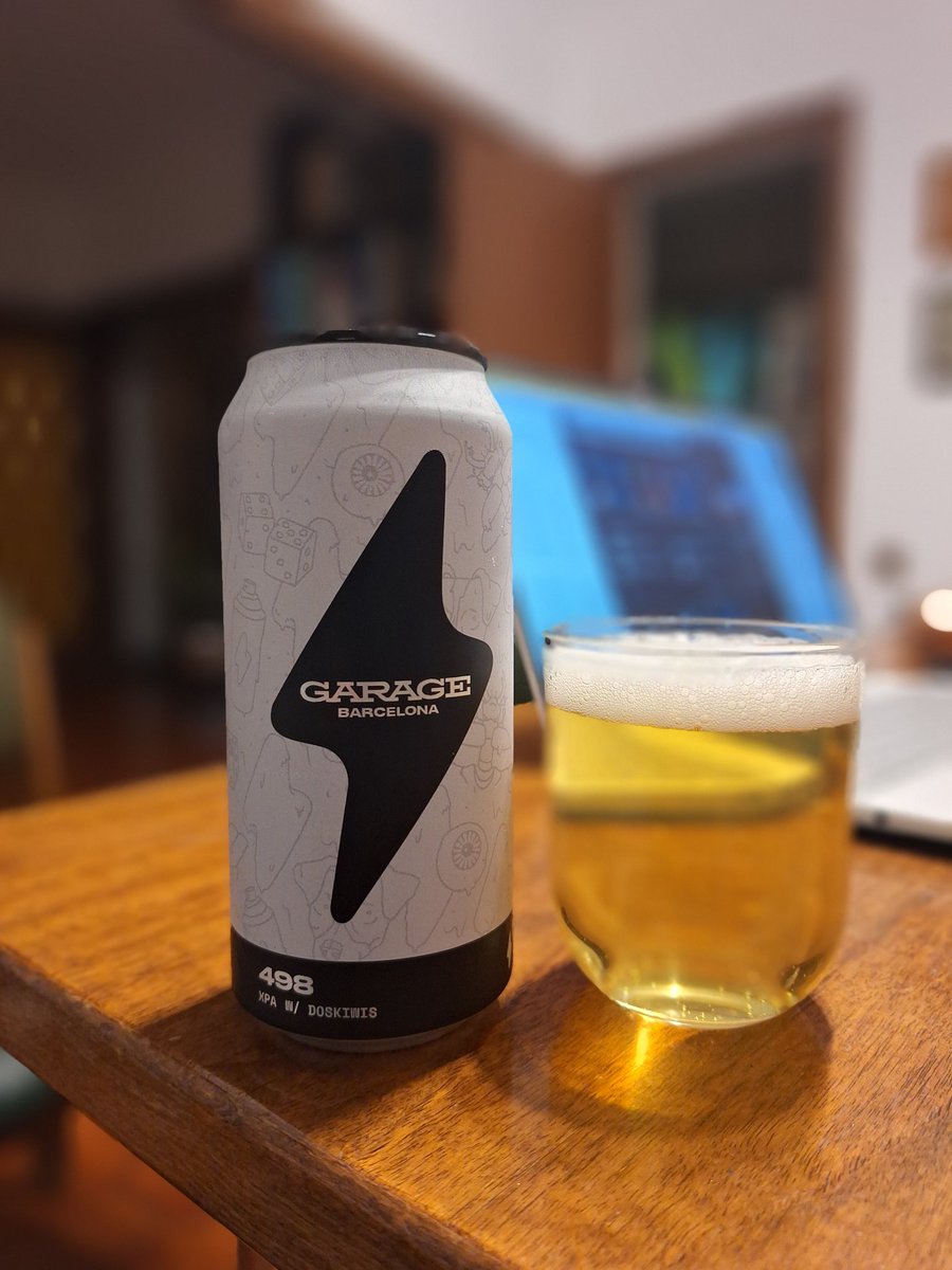 milbeerista's tweet image. Garage 498. De BCN. Col·laboració amb Doskiwis. XPA (Extra Pale Ale). Aigua, ordi maltejat, llúpol (Nelson Sauvin i Nectaron) i llevat. 5,2%. Molt bona. Gust a cereal torrat, clara, poc cos, seca, no massa amarga, gust a fruita d'os. #DoubleIPA #DIPA #IPA #IndiaPaleAle #ale #beer