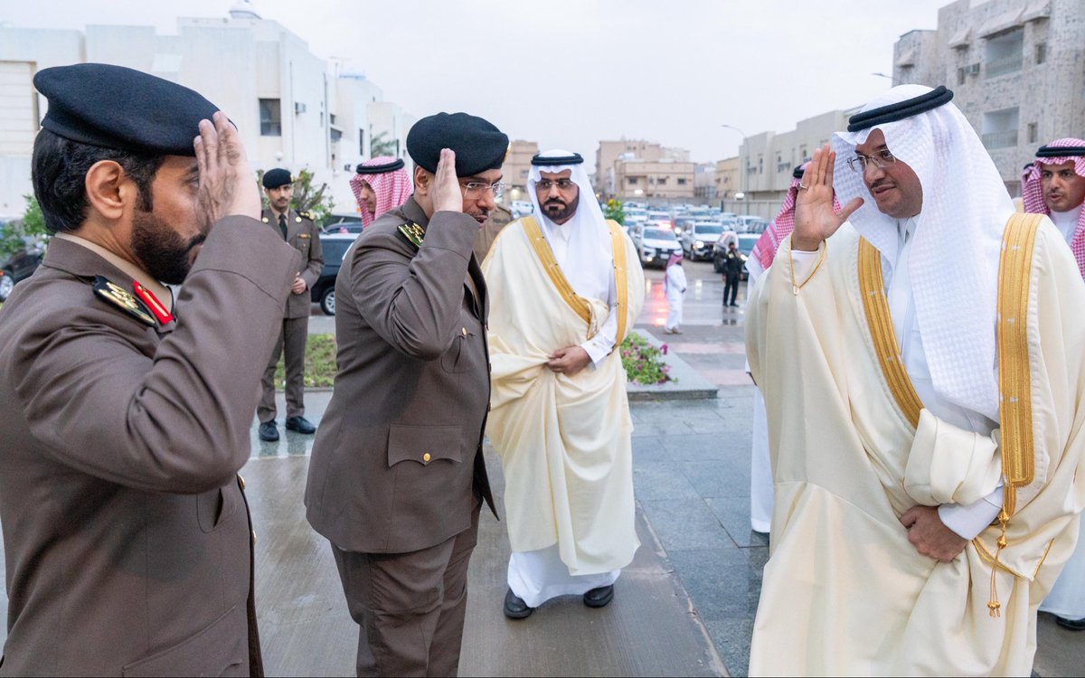 m_aljafry's tweet photo. أدَّى صاحب السمو الملكي الأمير #سعود_بن_طلال بن بدر محافظ #الأحساء ، صباح اليوم " الجمعة " ، صلاة عيد الفطر، مع جموع المصلين في جامع خادم الحرمين الشريفين بمدينة الهفوف

 وأمَّ المصلين الشيخ الدكتور محمد بن أحمد الحسن، أستاذ الفقه المساعد في كلية الشريعة والدراسات الإسلامية بالأحساء، الذي تطرق في خطبته إلى الوصية بتقوى الله تعالى، وإلى ما خص الله هذه الأمة بيوم العيد، وتوحيد الله وتمجيده، والسمع والطاعة لولي الأمر، والالتفاف حولهم والدعاء لهم، وإلى ما تنعم به بلادنا من نعمة الأمن والاستقرار الذي يستلزم علينا جميعًا شكر الله تعالى، واللهج بالدعاء أن يديم على بلادنا الأمن والاطمئنان

 وتطرق في خطبته بالحث على بر الوالدين، وصلة الأرحام، والعفو والصفح، والإحسان إلى الجيران فهذا يوم بر وإحسان وصلة ، وفي ختام خطبته دعا لولاة أمرنا ولجنودنا البواسل وللمسلمين أجمعين، وأن يرد كيد الفجار في نحورهم.

 وأدى الصلاة مع سموّه أصحاب السمو والفضيلة والسعادة ، ومديرو الدوائر الحكومية من مدنيين وعسكريين