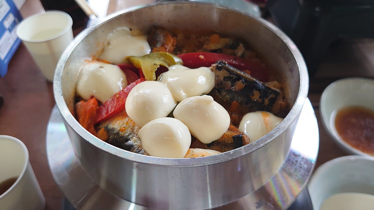 ざわちん tweet media