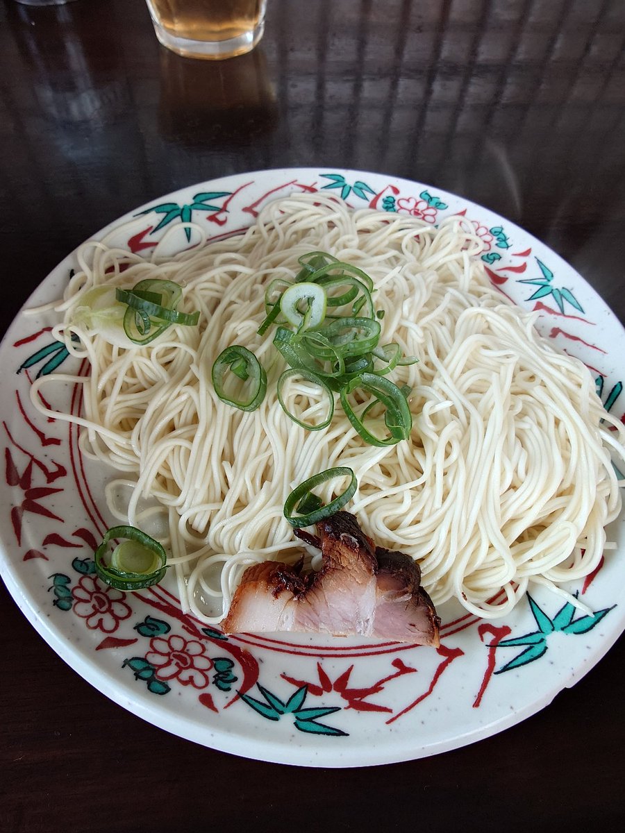 NineStar18's tweet photo. 静岡吉田🍜麺屋よかたい

よかたいらーめん肉　1000円
麺大盛　100円   替玉150円

いつもの香油入りのよかたい肉増し。極細ストレート麺のさっぱり豚骨にコク香り広がるマー油の相性抜群。バラ肉チャーシューは昔から変わらない好みの味付🍖すりゴマと辛子高菜で完食🤤

#博多豚骨　#麺屋よかたい https://t.co/g31BYiFSvI