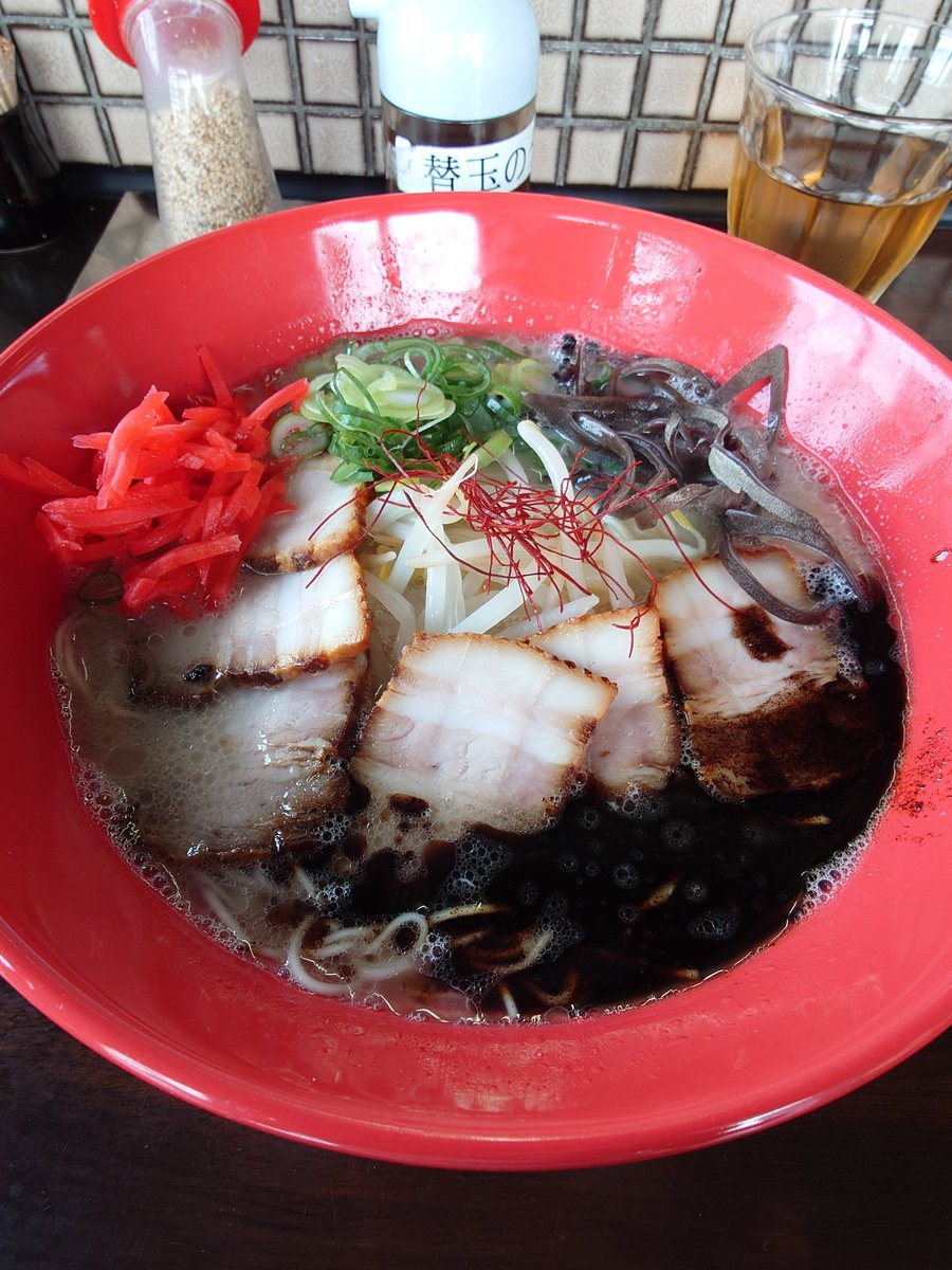NineStar18's tweet photo. 静岡吉田🍜麺屋よかたい

よかたいらーめん肉　1000円
麺大盛　100円   替玉150円

いつもの香油入りのよかたい肉増し。極細ストレート麺のさっぱり豚骨にコク香り広がるマー油の相性抜群。バラ肉チャーシューは昔から変わらない好みの味付🍖すりゴマと辛子高菜で完食🤤

#博多豚骨　#麺屋よかたい https://t.co/g31BYiFSvI