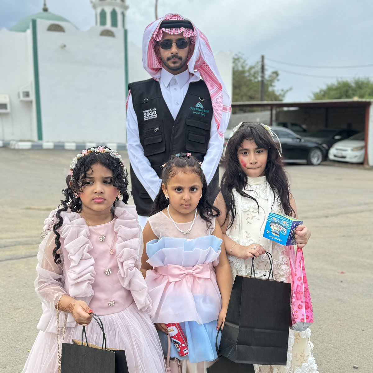 وسط أجواء مليئة بالسرور والسعادة #بلدية_الموسم تُعايد أطفال مركز الموسم بهجةً بـ #العيد_السعيد

#العيد_فرحة