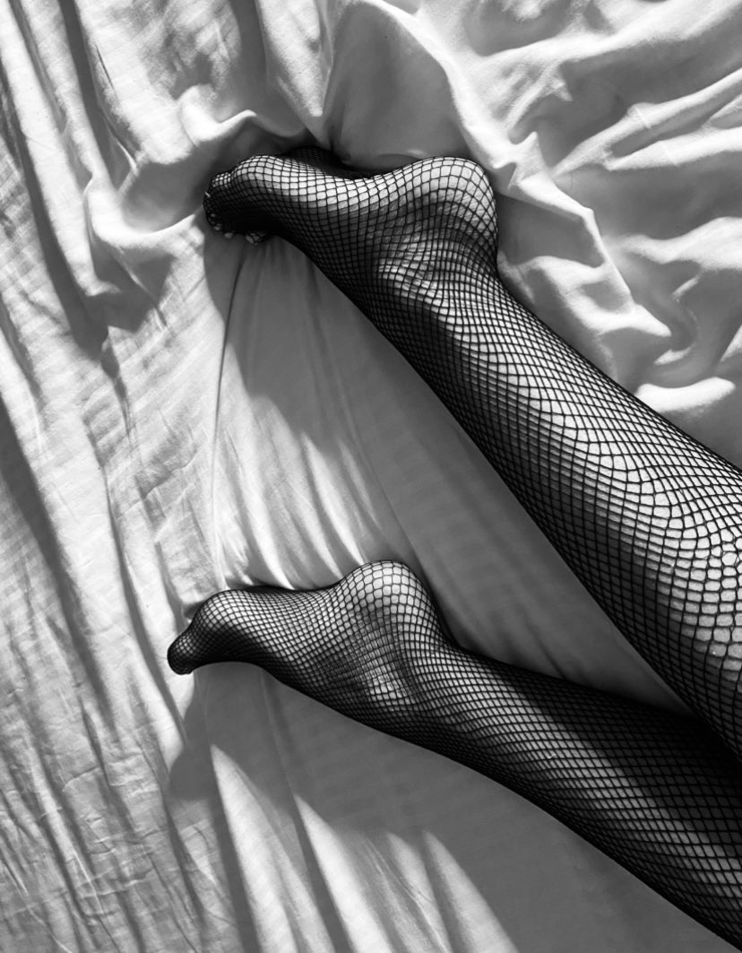 Y’a rien et debout elle en conclu que tu et à genoux en train de de lui offrir sont café et sa cigarette n’est ce pas 😋

#feet #foot #findom #sub #moneyslave