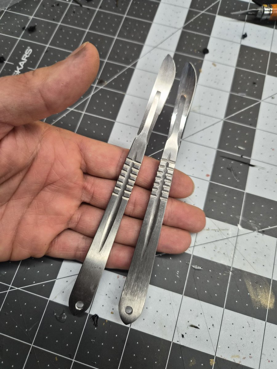 raptorprops's tweet image. Which horror movie killer uses these? 😈🩸🩸

#raptorprops #sfx #sfxartist #seattleprops #propscalpel