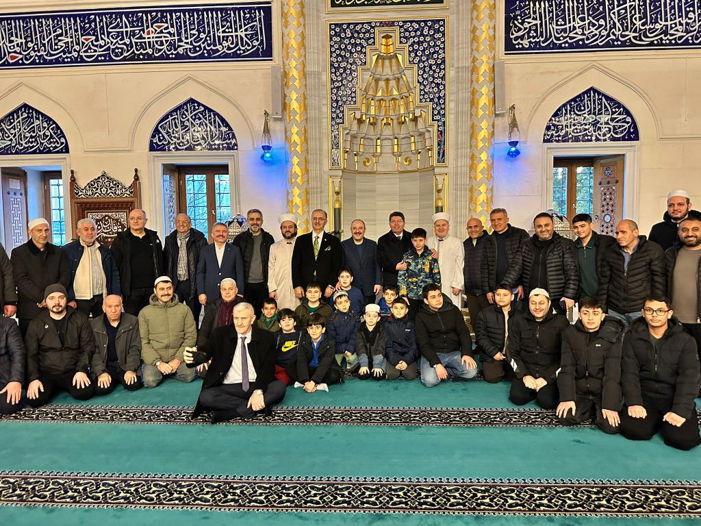 İstanbul Ataşehir Mimar Sinan Camii’nde eda ettiğimiz bayram namazıyla Ramazan Bayramı’nın manevi huzurunu hep birlikte yaşadık.

Aynı safta omuz omuza verdiğimiz her bayram namazı, bizlere millet olma şuurumuzu ve ortak değerlerimizi bir kez daha hatırlatıyor.

Ramazan