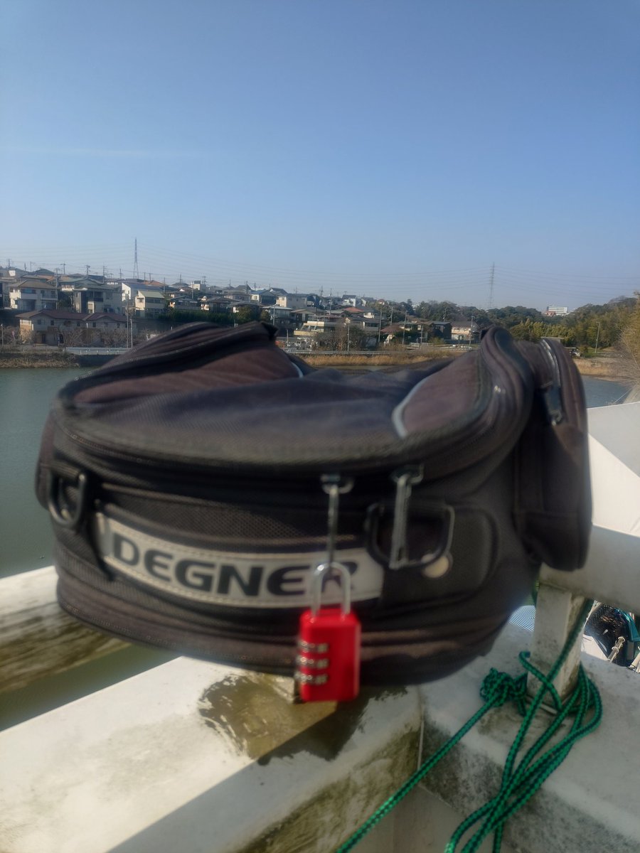 isojirider's tweet photo. #これを見た人はデグナー製の持ち物を貼るお願い

メンテナンス中にグリップが汚れるのが嫌で購入。シートバッグは日帰りツーリングに。
ズボンはエンジン熱を防ぐのに有効ですが一部革なんで洗濯に難あり（笑）厚手で温かいので冬は重宝します。 https://t.co/MhBnS2c29N