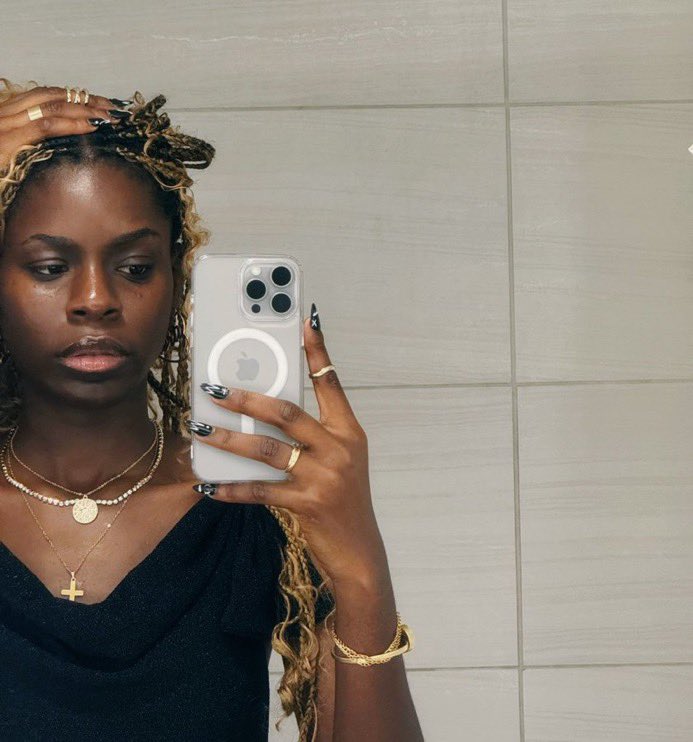 Nothing here…. Just the sexiest creative in Naij
