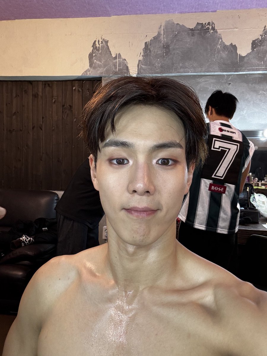 tomyluvshownu's tweet photo. Shownu's beautiful collarbones 🫠🫠 https://t.co/GeOqPxoBXy