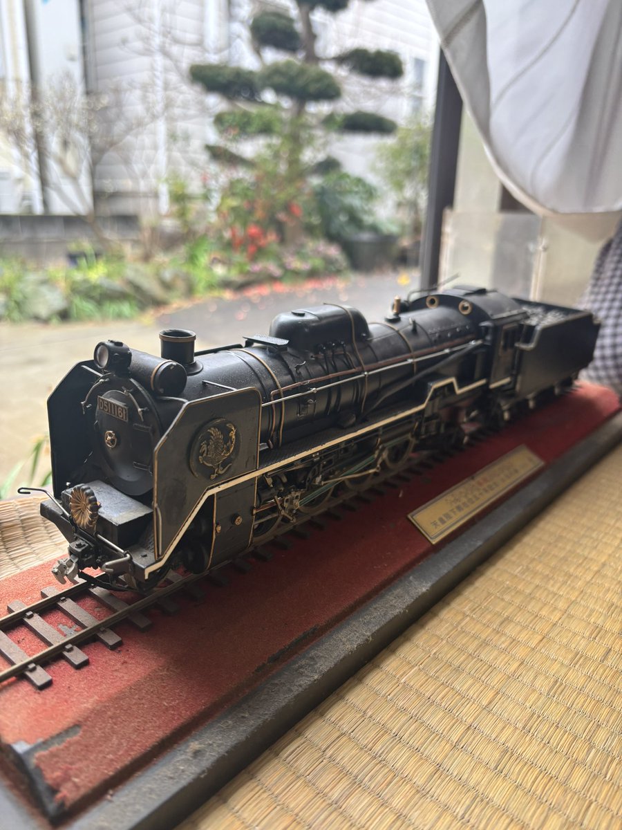 marc_jouet's tweet photo. 実家にあったD51の記念品。
令和になった今、息子が興奮してる。
何十年ぶりのご対面だろうか。 https://t.co/aMFEDxwN2B