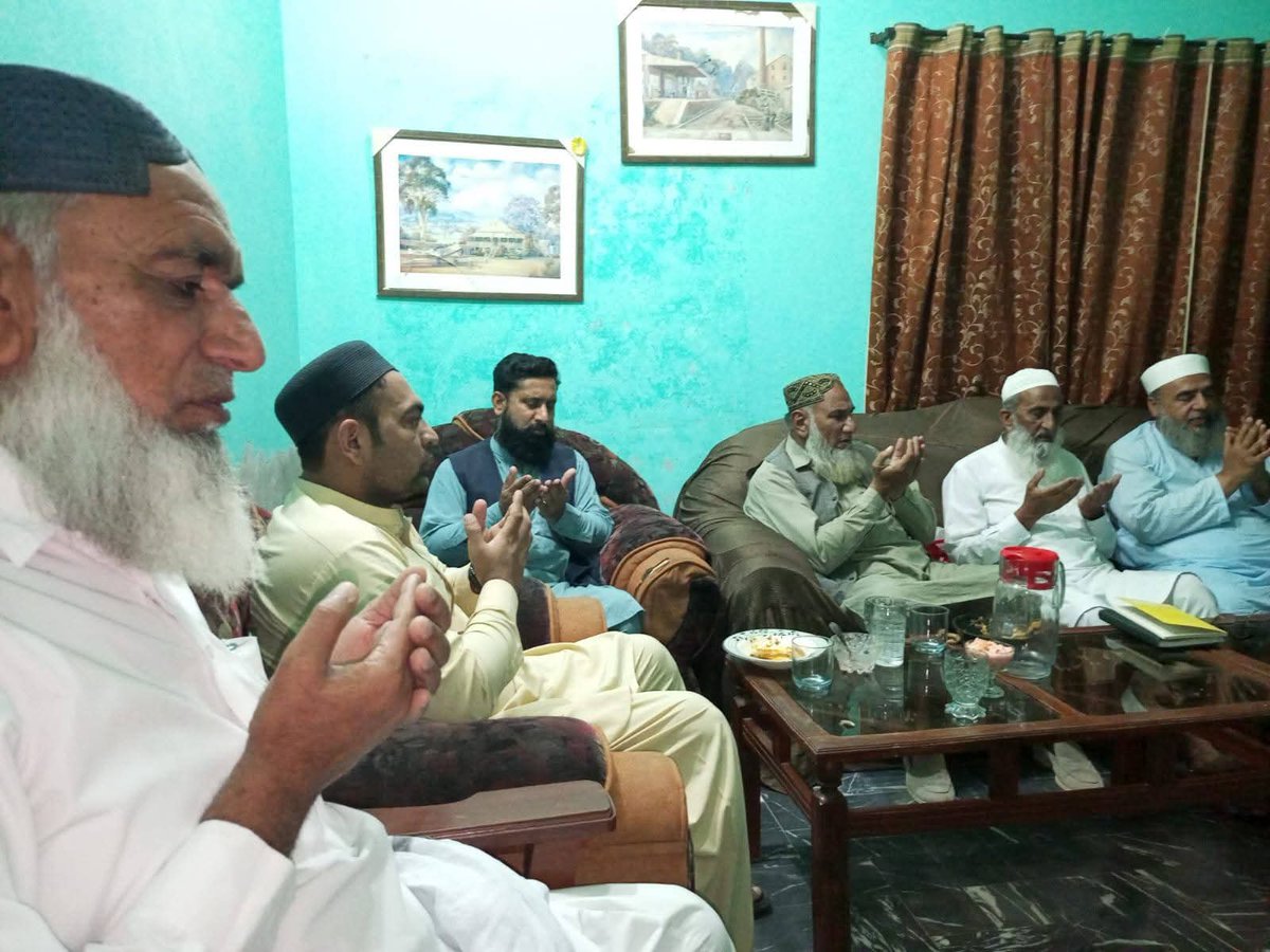 ji_ryk's tweet photo. جماعت اسلامی احمد پور لمہ کی طرف سے افطار پارٹی کا اہتمام اور ساتھ میں برادر شہزاد رضا کا حلف لیا۔ 
جس میں محترم اصغر علی باجوہ امیر تحصیل، ملک نزاکت علی اعوان نائب امیر تحصیل اور محترم شاہد محمود امیر شہر صادق آباد نے خصوصی شرکت کی۔ 
#BadalDoNizam 
#RahimYarKhan 
#JamaateIslami https://t.co/X54Ea2xYSC