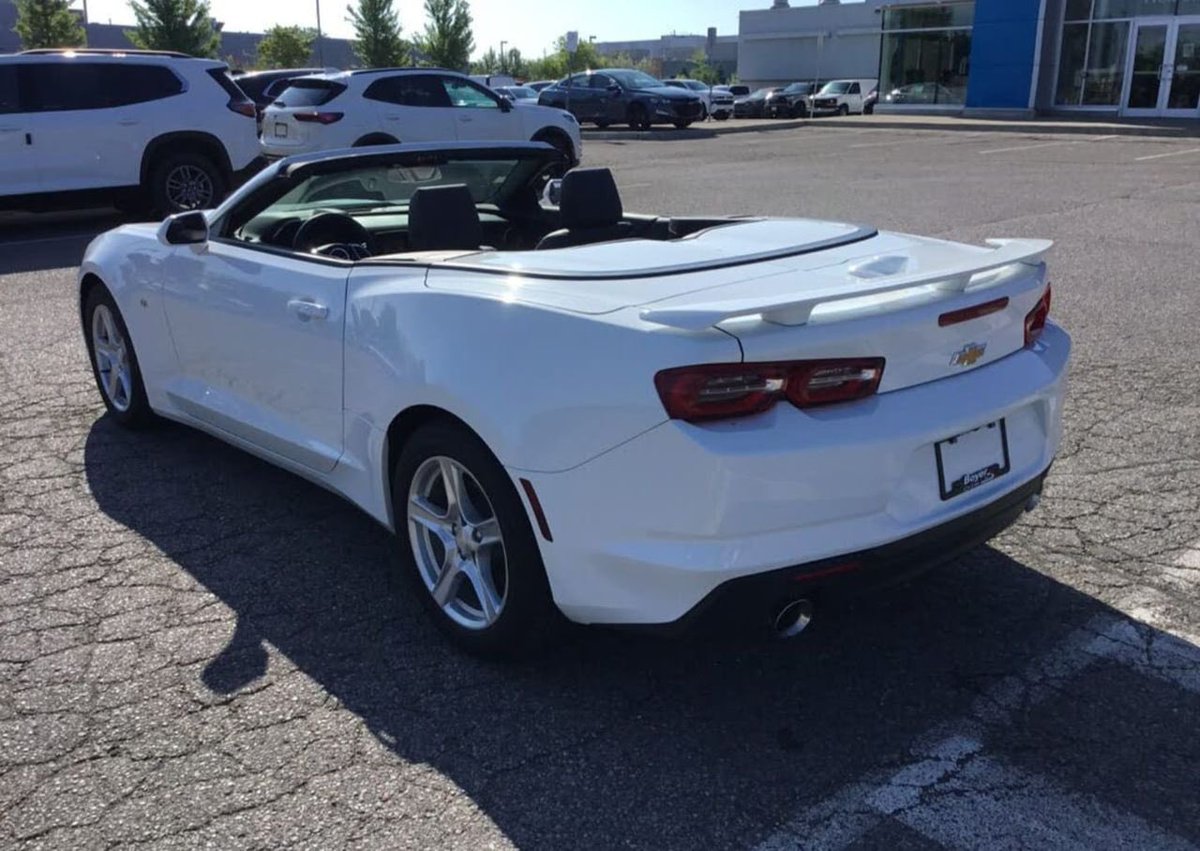 bud_burger1's tweet photo. 2023 Chevrolet Camaro 2LT Convertible RWD
White | Gray Interior
Only 4,356 km

⚡ 2.0L Turbo | 275HP
⚡ Convertible – Drop the top &amp; ride in style

⛽ 9.4L/100km combined

🇺🇸 $31,860 ~ 🇳🇬44.2M
📦 Export &amp; shipping to Nigeria

KB Autos 🚙 https://t.co/eK7N7ctSq2