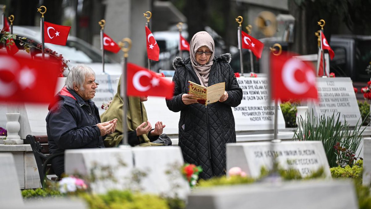 🔴 Şehit aileleri, evlatlarını ziyaret etti.