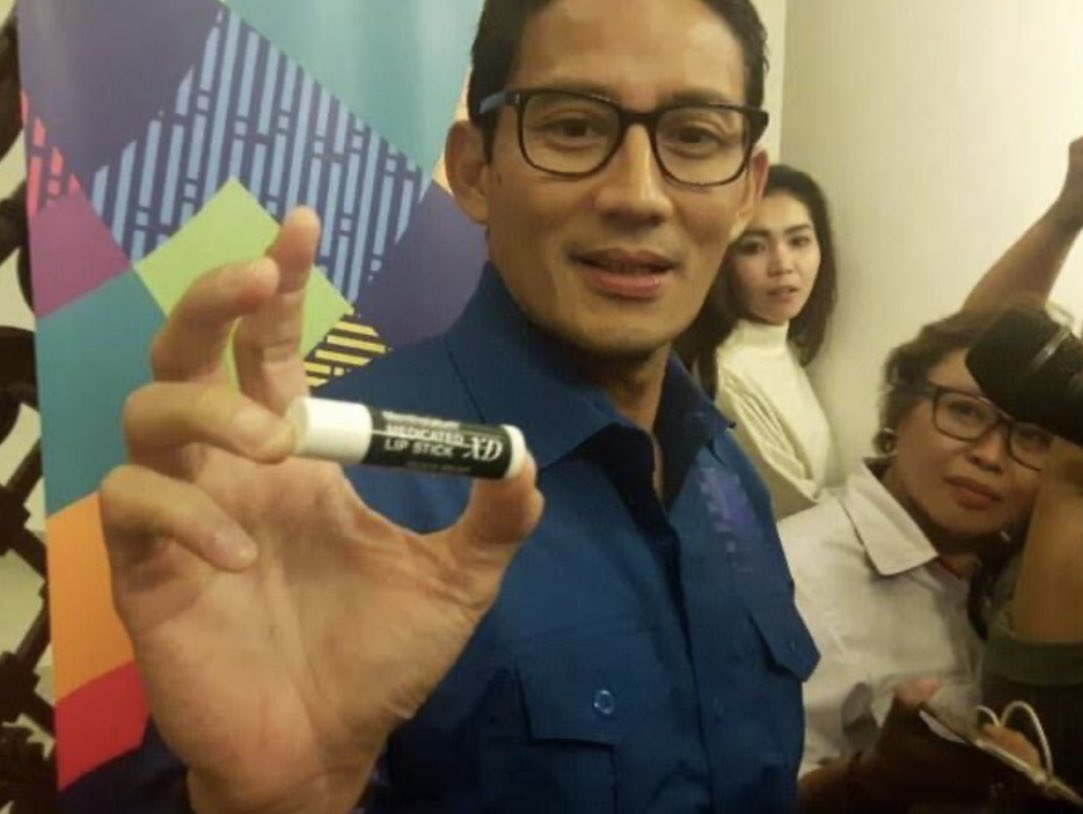 rockstrcs's tweet photo. Wujud lipbalmnya:

BENERAN AMPUH GUYS MANTEP lembab dan kalo kalian suka ngopekin bibir pake ini langsung rata gitu 😭 terus menthol juga #melike https://t.co/KKd9PkLTWG
