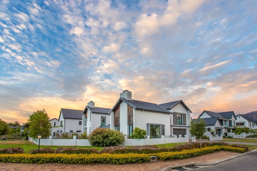 propcentralsa's tweet image. Let the fun begin in this Val De Vie Estate home. View it now buff.ly/k1Oz17U listed for R24,900,000
5 Bedrooms | 4.5 Bathrooms| 3 Garages| Pool
Follow #PropertyCentral for #EXTREME property
#LuxuryLiving #FamilyHome #DreamSpace