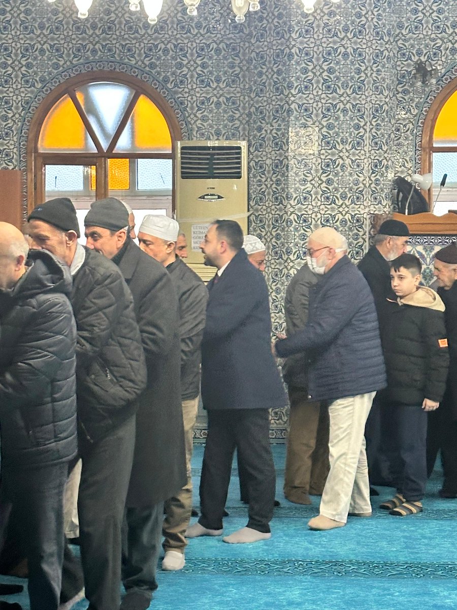 İlçe Başkanımız Fatih Mehmet ÇAKIR,Abdi İpekçi Mahallemizde bulunan Fatih Orta Camiinde cemaatimizle  düzenlenen bayramlaşma programına katılarak cemaatimizle bayramlaştı.

Dualarımız adaletin hakim olduğu, ümmetin izzet bulduğu adil bir dünya içindir.

Bayramımız mübarek olsun.