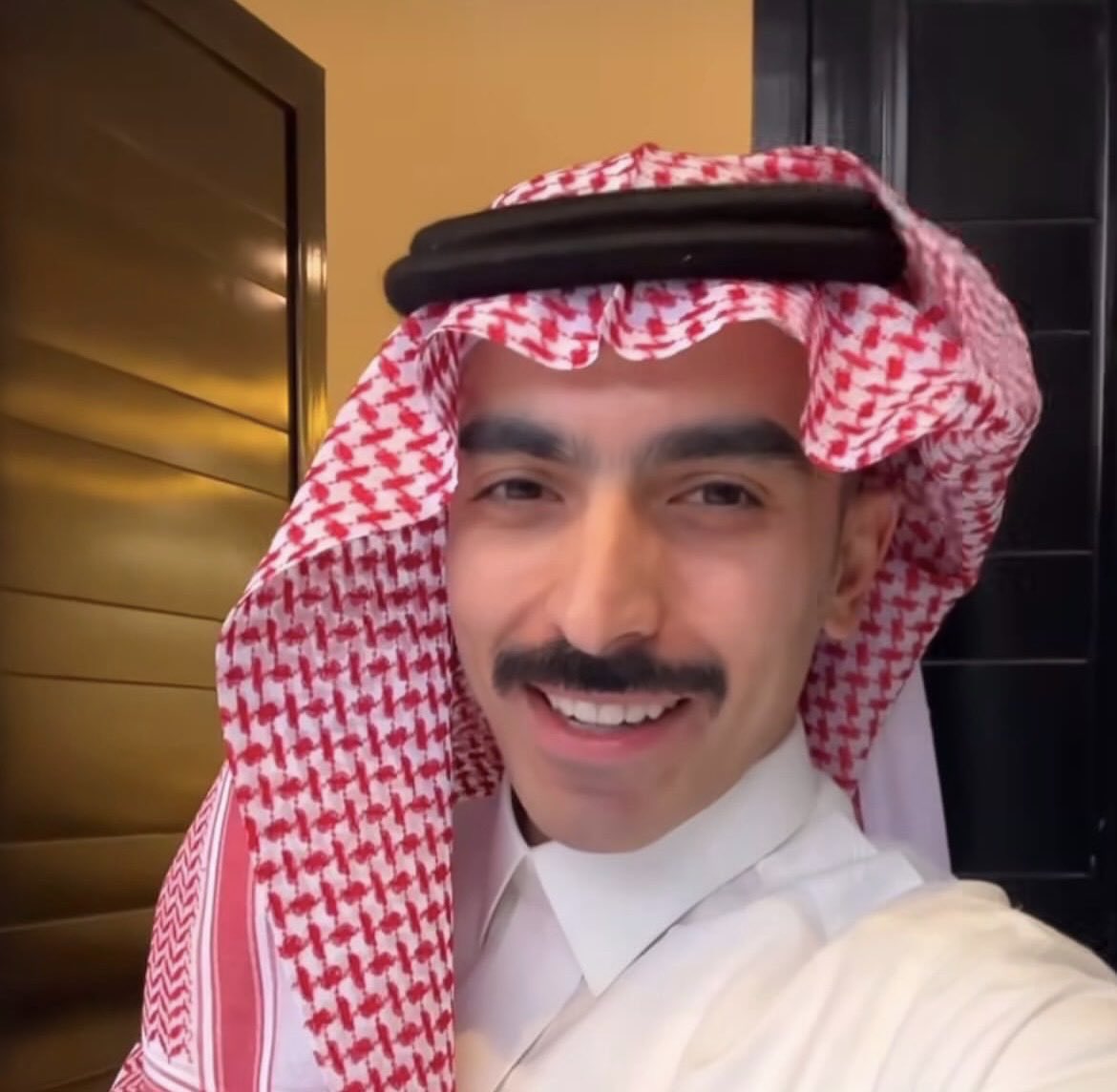 ᵉᵃˢᵗعزوز tweet media