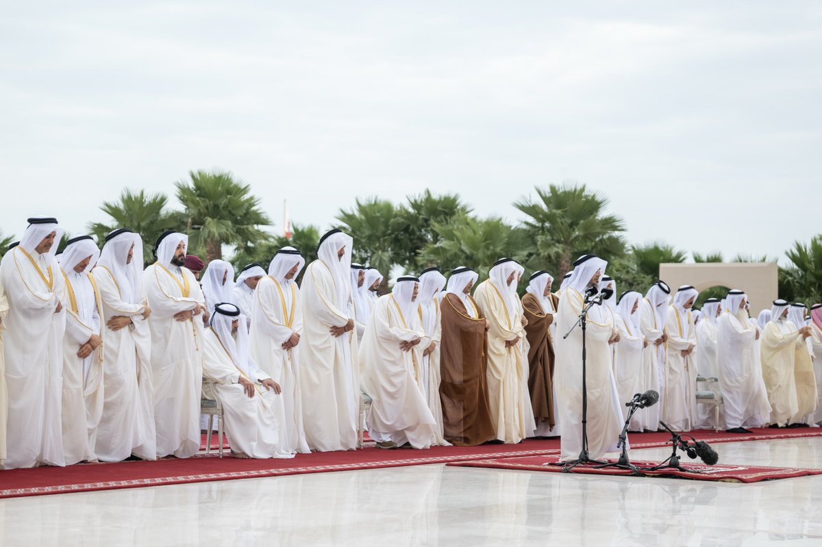 QatarNewsAgency's tweet photo. سمو الأمير يؤدي صلاة #عيد_الفطر المبارك في مصلى لوسيل
#قنا #قطر https://t.co/sn8ceYEDhH