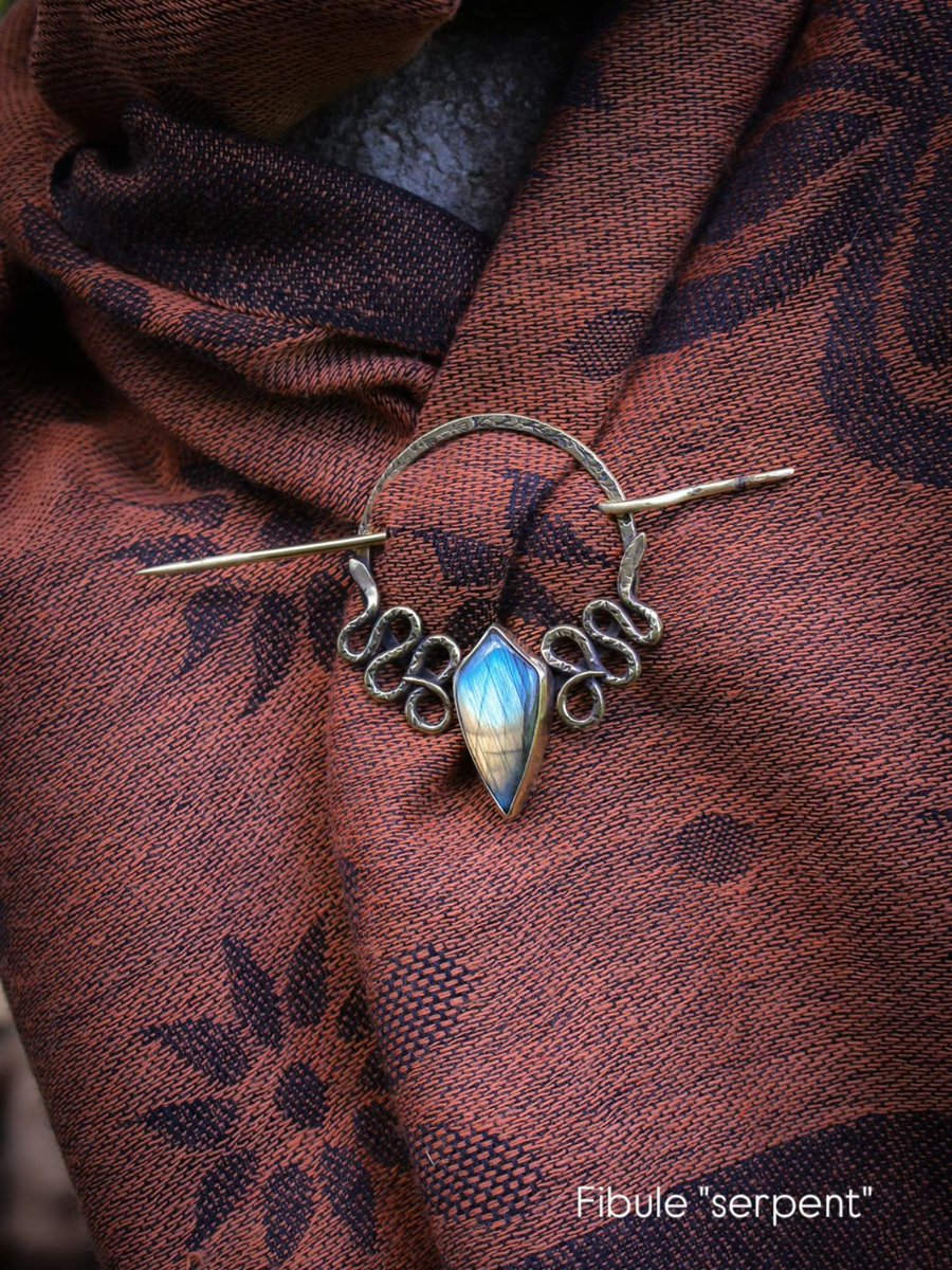 Echoppedudragon's tweet photo. 🐍 ~ Fibule " serpent" ~ 🐍 
Laissez-vous envoûter par la magie de cette fibule serpent en labradorite.. plus qu’un simple accessoire, c’est une œuvre d’art qui enlace votre âme…
La labradorite, cette pierre aux reflets incroyables, est l’alliée parfaite de votre quotidien : ... https://t.co/Rl4iAy81iT