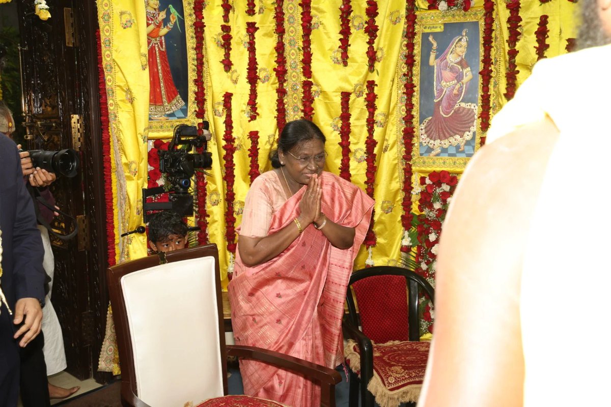 ashisha_rajput's tweet image. राष्ट्रपति नीम करोली बाबा के स्मारक का भी दौरा करेंगी. शाम को वे रामकृष्ण मिशन सेवाश्रम में एक नए ऑन्कोलॉजी ब्लॉक का उद्घाटन करेंगी.
#murmu #premanand #premanandmaharaj #vrindavan #droupdimurmu