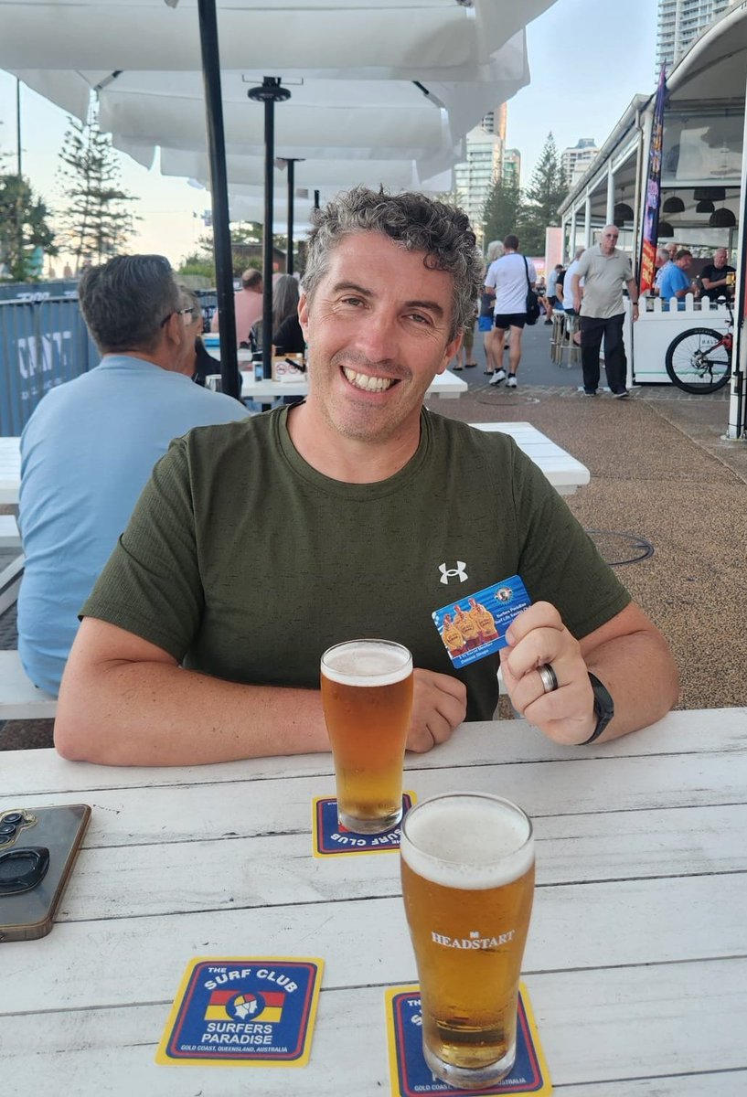 Surfers Paradise Surf Club happy hour - 2 x schooner VB for $11.50. Happy Friday all 🍻